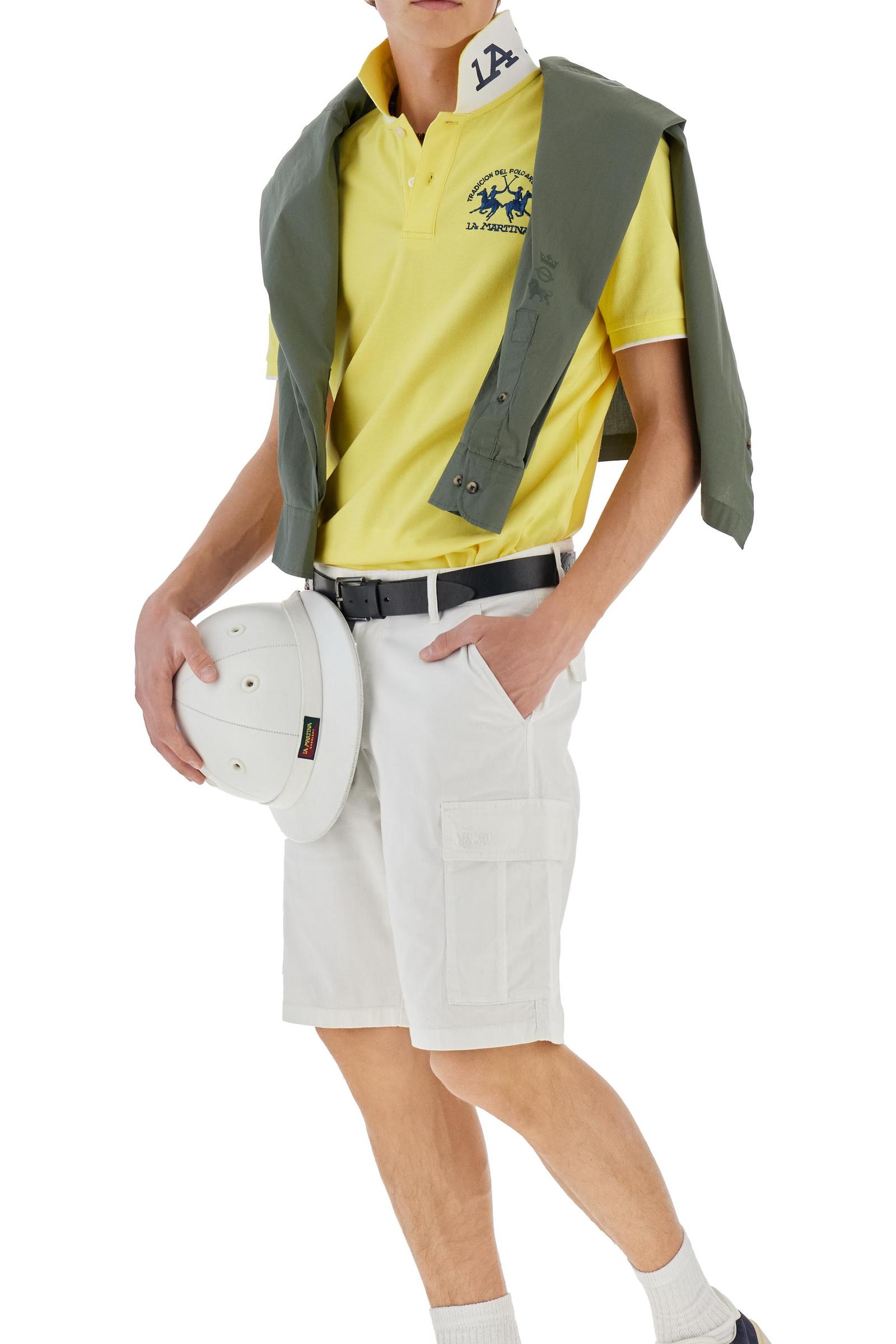 Men's single-colour Bermuda shorts in cotton twill. There are two American pockets, two cargo pockets and two back pockets. With belt loops. Zip and button fastening. The logo is embroidered tone-on-tone on the left cargo pocket. Regular fit. The model is wearing a size 33. - Optic White