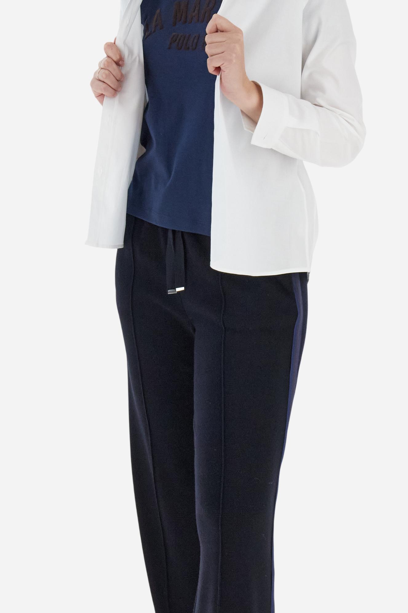 Women’s short-sleeve T-shirt in 100% cotton ribbed jersey. Crew neck model with contrast detail inside the neckline and maxi flock print of the brand logo on the chest in contrast colour. Slim fit. The model wears size 2. - Navy