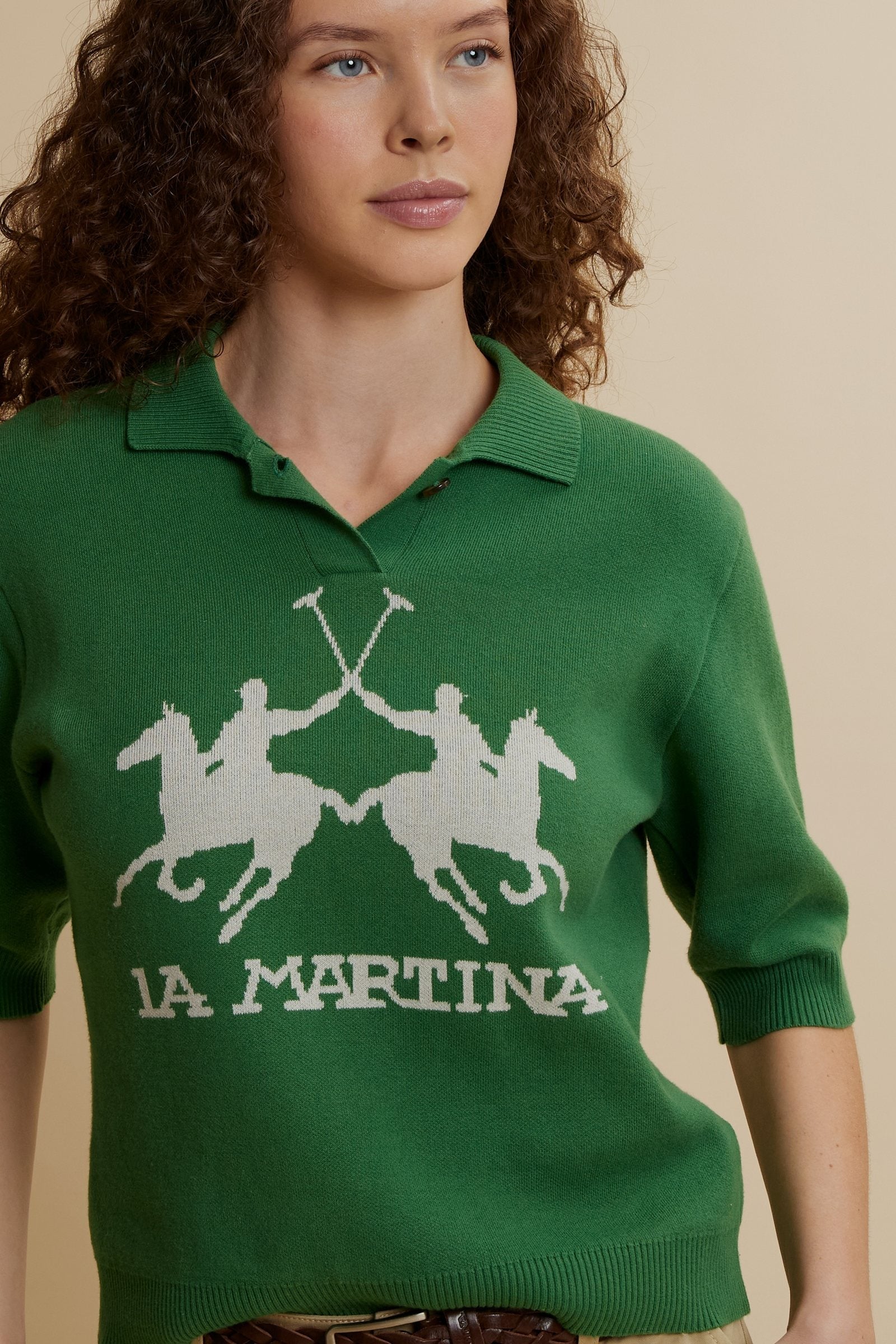 Women’s short-sleeve knit polo in compact structured cotton. Ribbed collar with V-neckline without buttons for a feminine touch. Defined silhouette and slightly cropped length. Large front intarsia logo integrated into the knit for a smooth refined finish. The model wears size 2. - Amazon