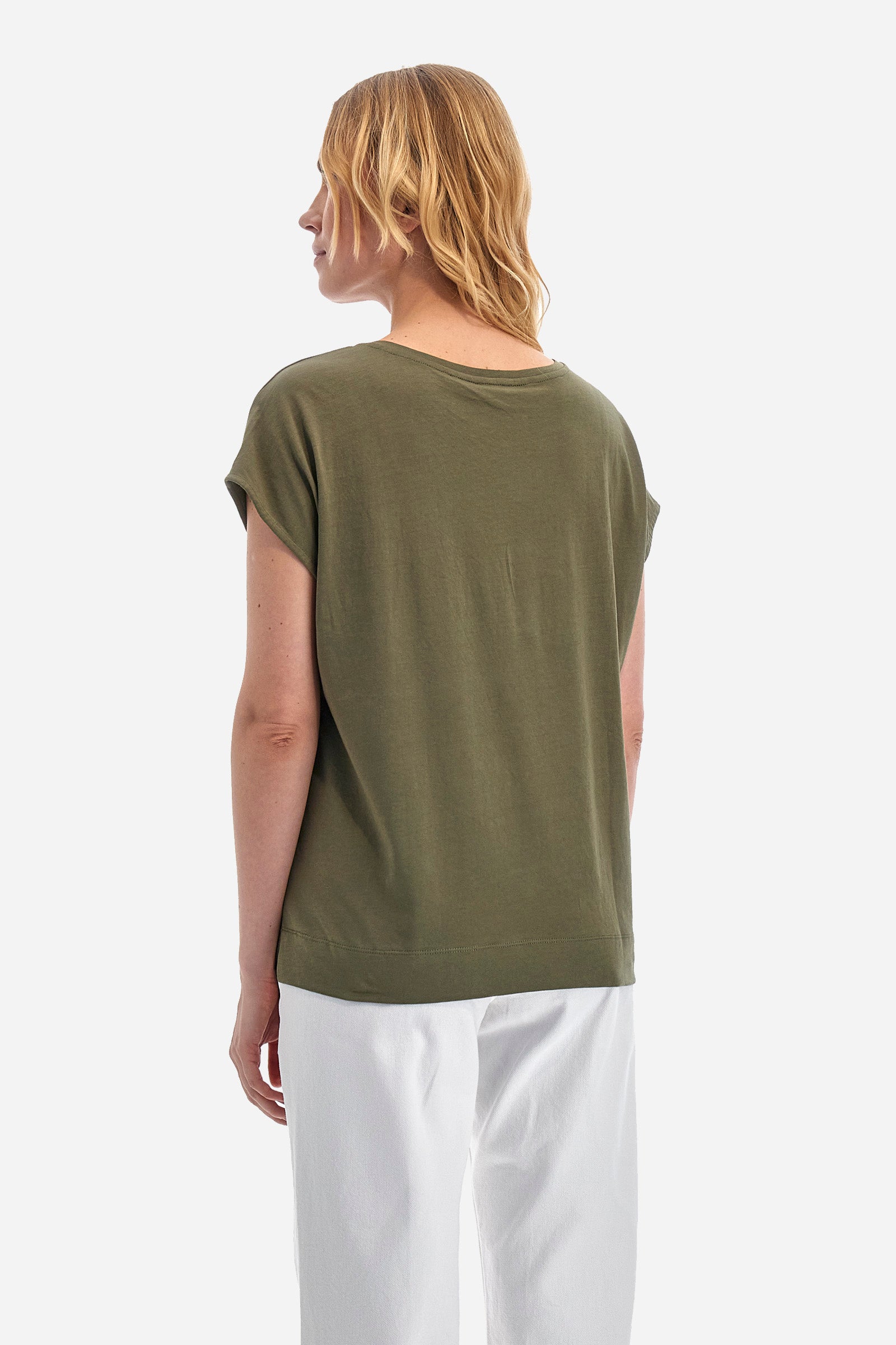 Single-colour short-sleeved T-shirt with a crew neck for women, made of 100% cotton. On the front there is a geometric print with an animal print and some lettering. A small logo is printed on the front. The fit is regular. The model wears a size 2. - Military Olive