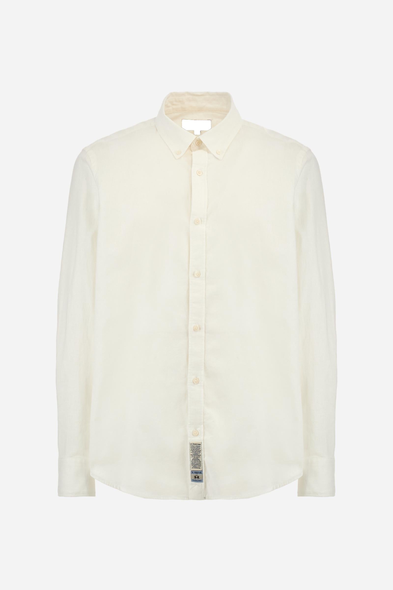 Men's plain long-sleeved shirt made from linen canvas. It features a button-down collar and a basic, traditional design, with woven labels at the bottom of the opening. The logo is embroidered on the chest, over the heart, in tone-on-tone thread. Regular fit. The model is wearing a size L. - Optic White