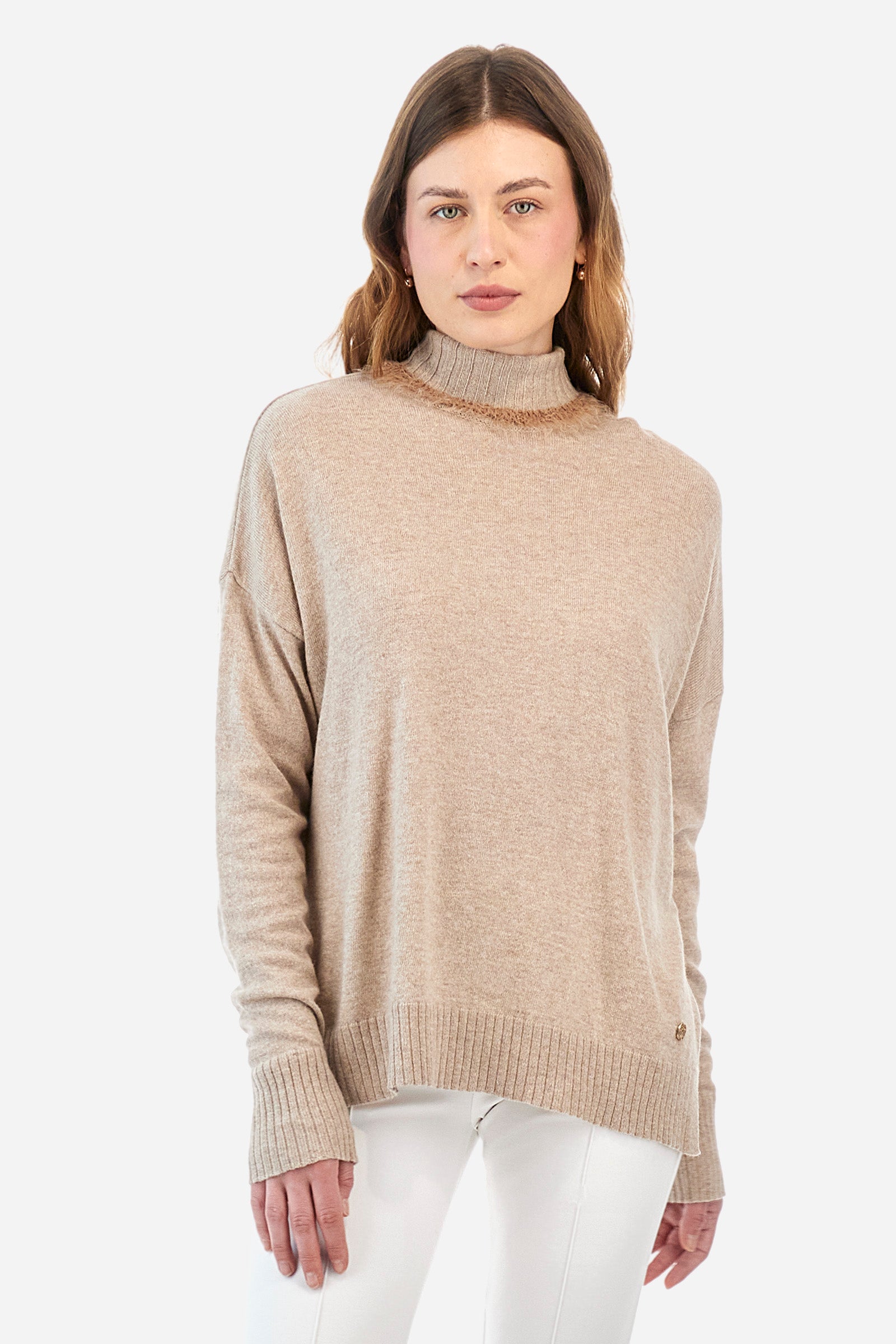 Women's long-sleeved plain high neck pullover, made from a wool blend. Ribbed collar, cuffs and hem. Appliquéd feathers on the collar. The logo appears on the metal plaque appliquéd on the front. Regular fit. The model is wearing a size 2. - Champagne Melange