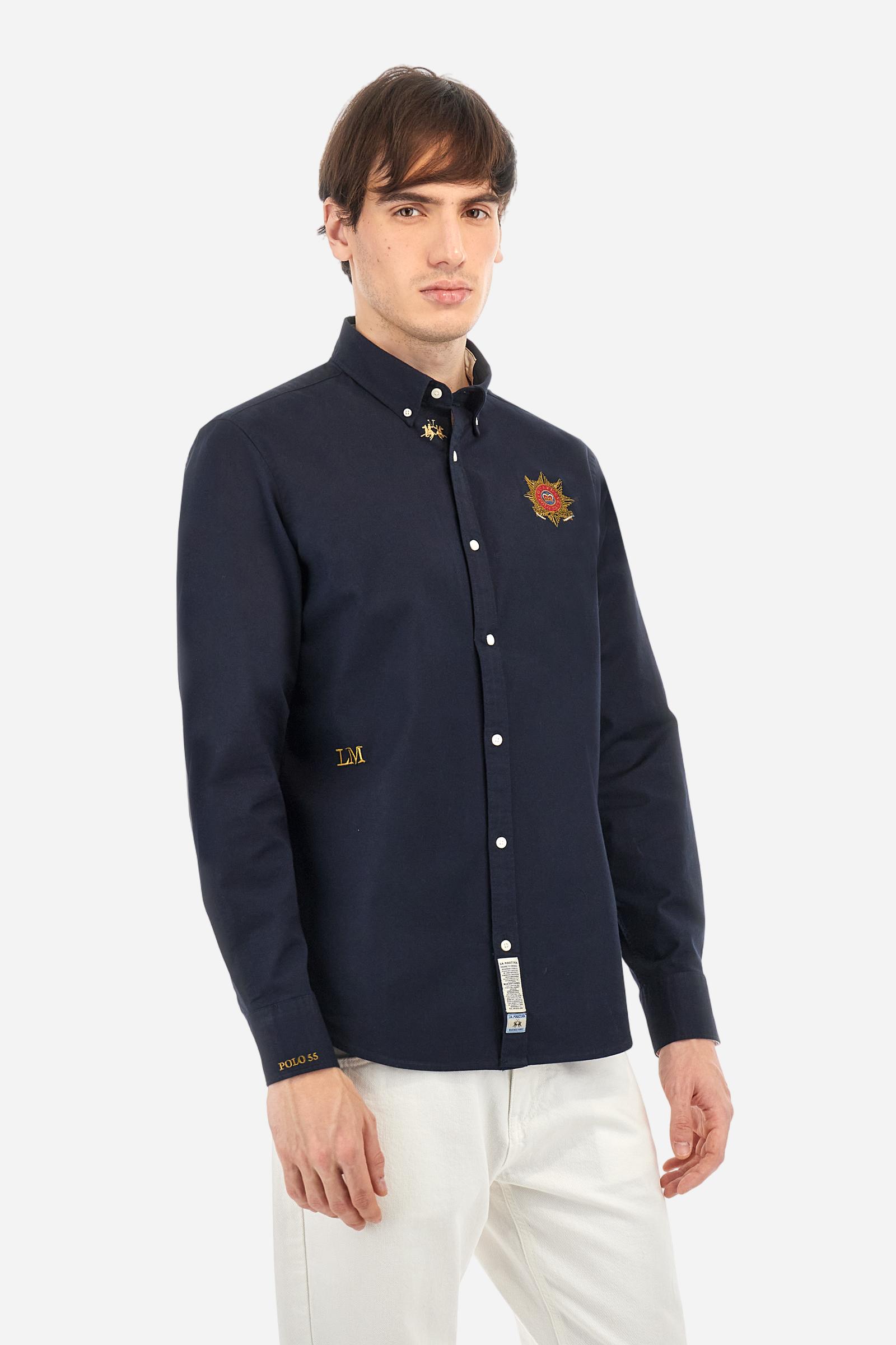 Men's long-sleeved Guards shirt in a single colour. Made in Oxford cotton. Button-down collar. The Guards crest, symbolic of the line, is embroidered on the chest. The brand's initials are embroidered on the left side, at hip height. Regular fit. The model is wearing a size L. - Navy