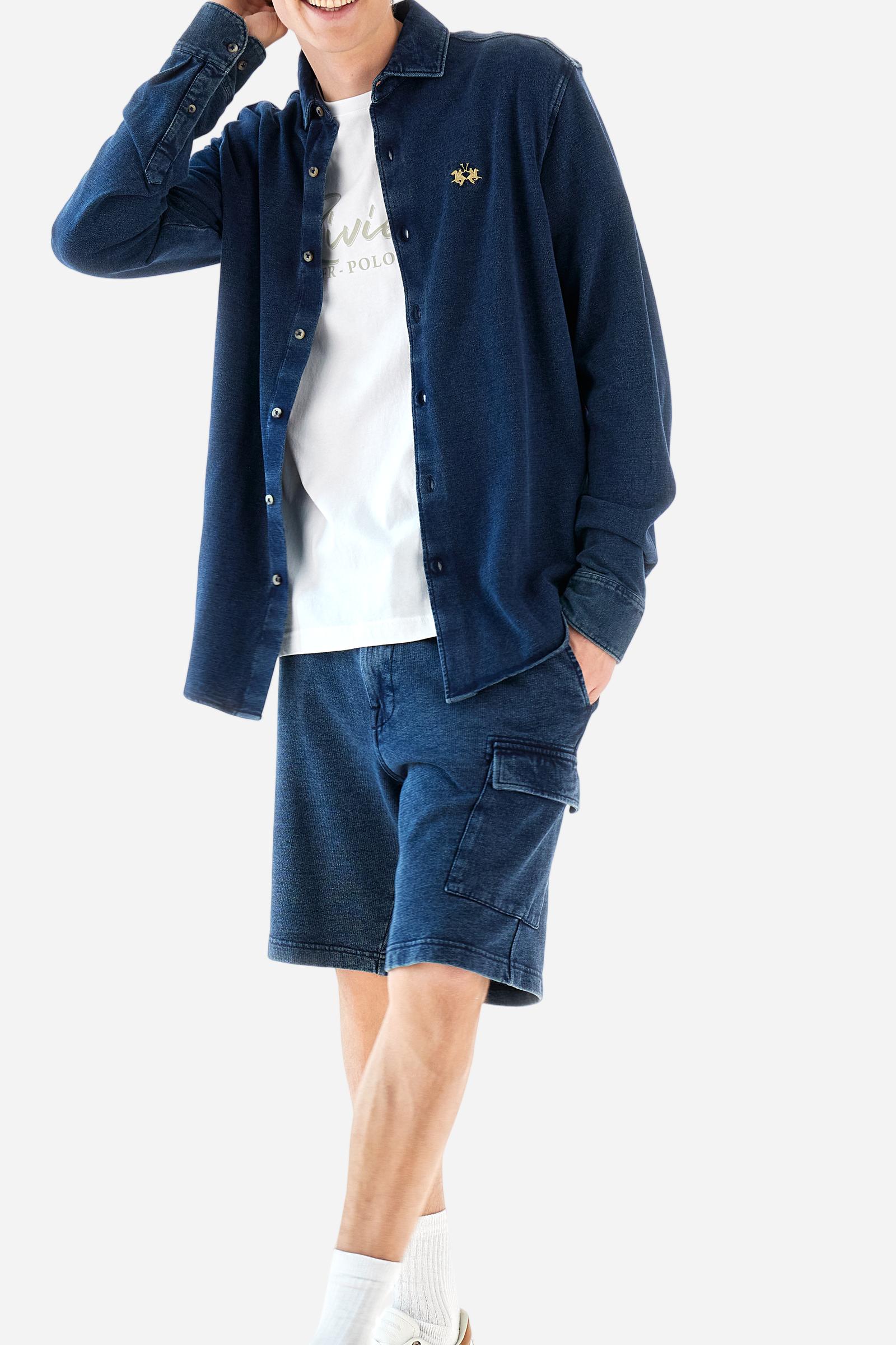 Men's long-sleeved shirt made of 100% cotton pique in indigo. Dark wash. Spread collar. The logo is embroidered in a contrasting colour thread on the left side of the chest. Regular fit. The model is wearing a size L. - Dark Indigo Denim