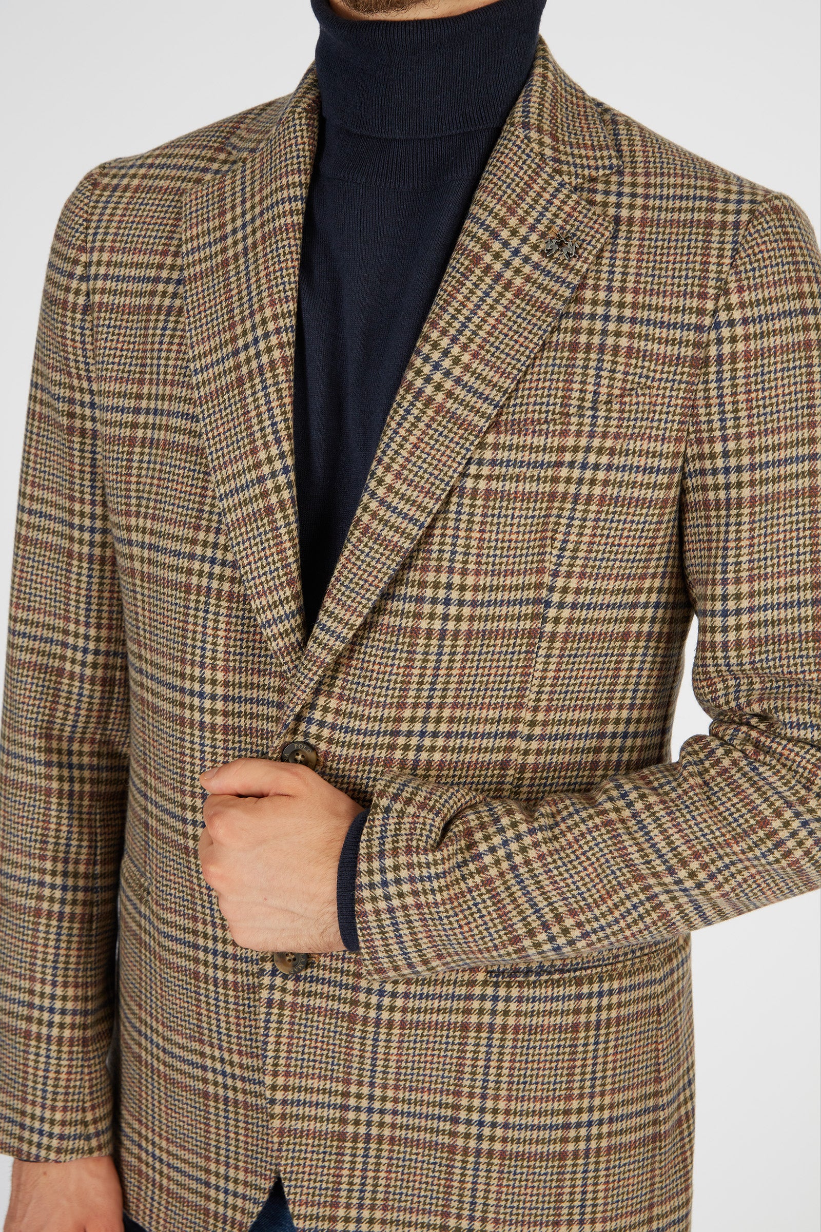 Men’s blazer jacket in wool blend, made in two colors with large plaid pattern. Classic front closure with two buttons, metallic logo applied on the eyelet. Perfect for a formal occasion or to match with a sporty look for a super current effect. The classic cut of the Blue Ribbon line makes it particular and original for an elegant or casual look. The regular fit fits perfectly to any body type. The model is 187 cm tall and wears a size L. - Tidal Foam/Navy