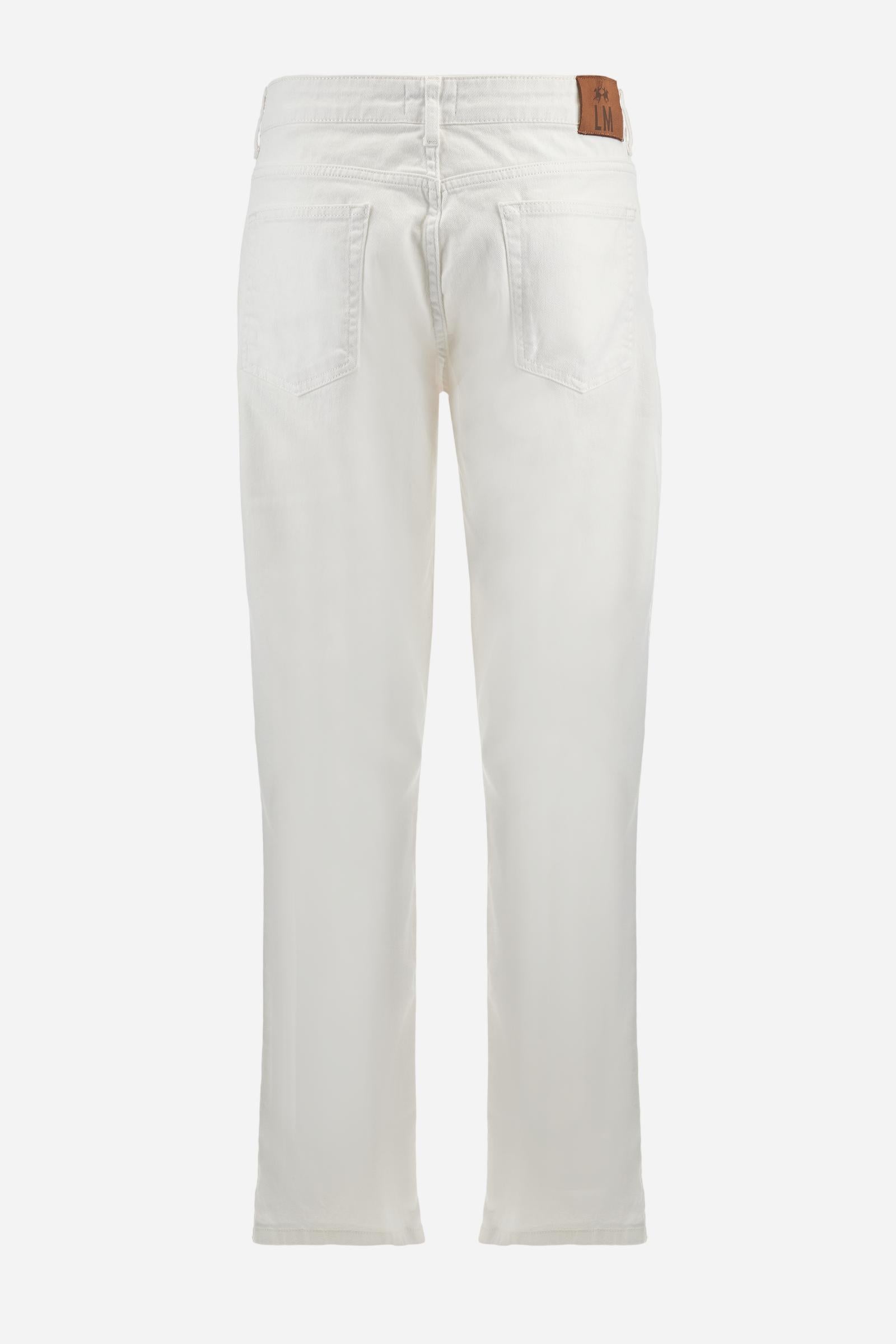 Men's single-colour trousers, in stretch cotton drill. Five-pocket style with straight leg. Zip and metal button fastening. On the front, under the belt on the right side, there is a small coin pocket and gunmetal rivets. On the back of the belt, on the right side, there is a personalised belt back in tan eco-leather with the brand logo. The fit is regular. The model is wearing a size 33. - Off White