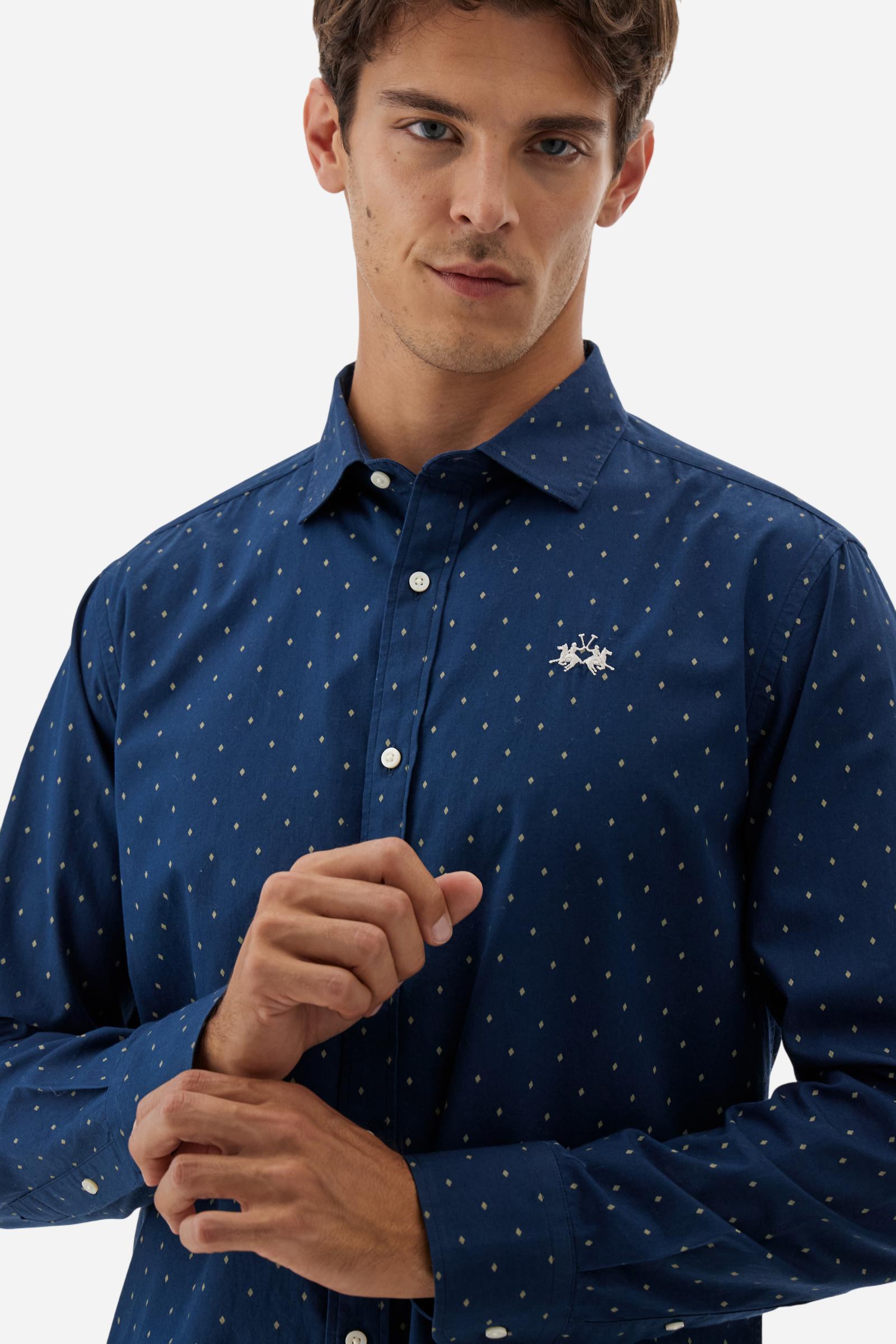 Men's long-sleeved poplin shirt with small contrasting diamond pattern. Made from high-quality, breathable and resistant cotton fabric. Front closure with personalised buttons, French collar with contrasting interior details inspired by Argentina. Small contrasting embroidered logo on the chest adds subtle refinement. Regular fit. Model wears size L. - Navy/Birch