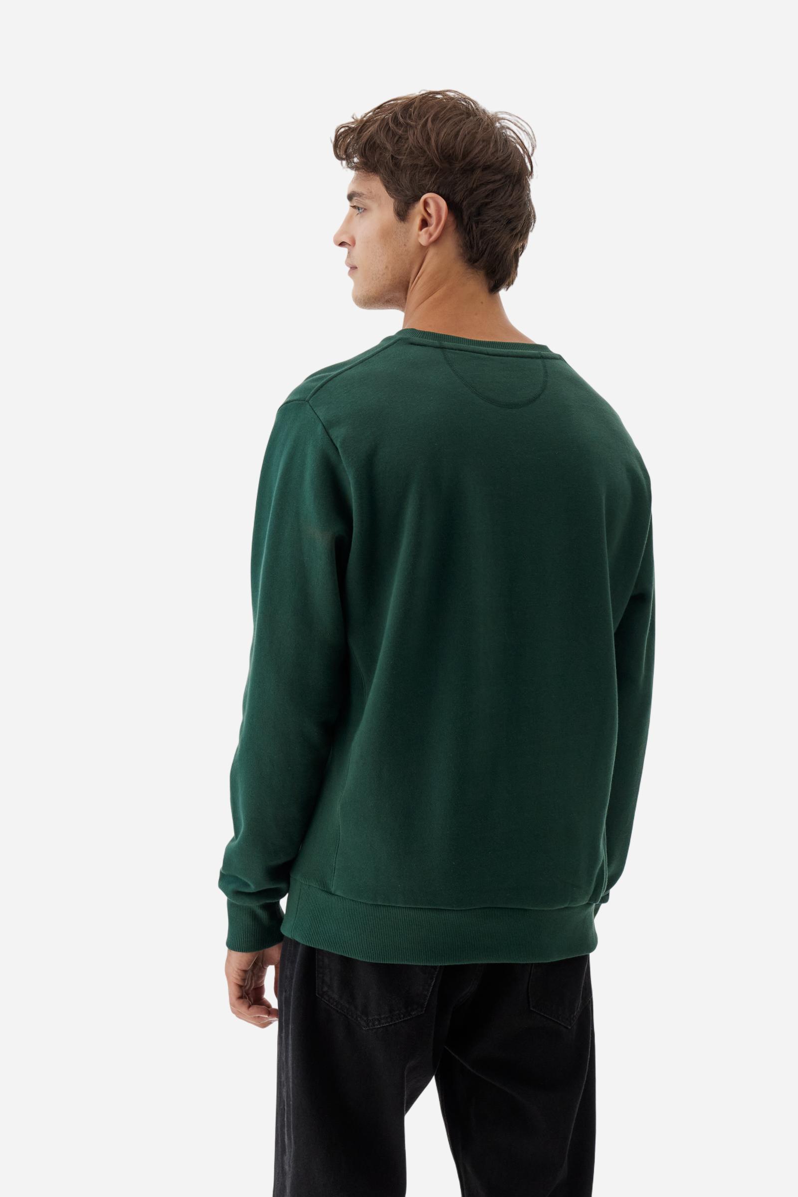 Men's long-sleeved round neck sweatshirt in 100% cotton fleece with a velvety feel. The collar, cuffs, waist and sides are in matching ribbed knit. The small brand logo is embroidered in contrasting colour on the chest. This essential piece has a regular fit for a timeless silhouette. The model is wearing a size L - Sycamore