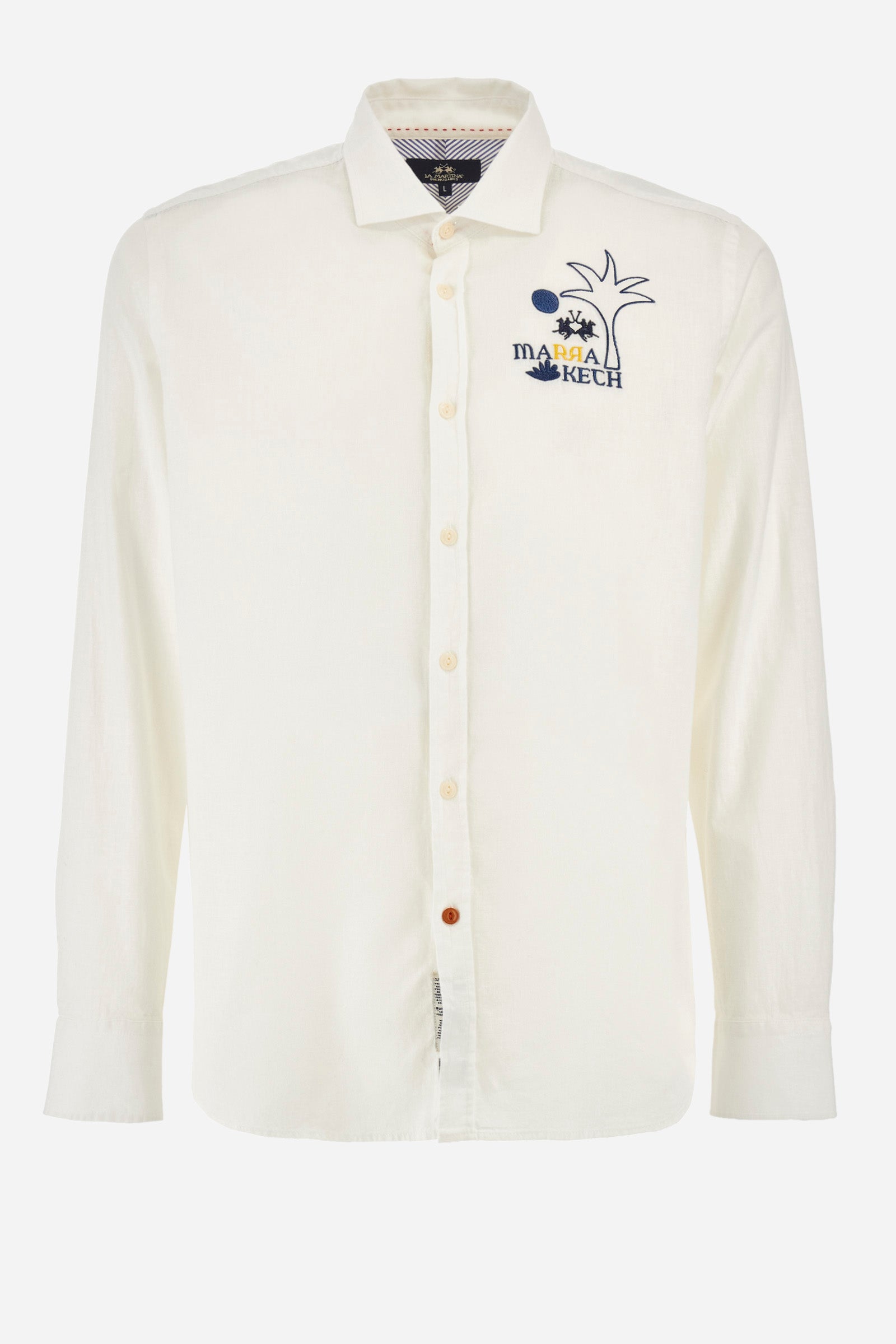 Men's single-colour long-sleeved shirt in cotton and linen. Pointed collar. With buttoned cuffs. A small logo, a palm tree and some lettering are embroidered on the front. The fit is regular. The model wears a size L. - Optic White
