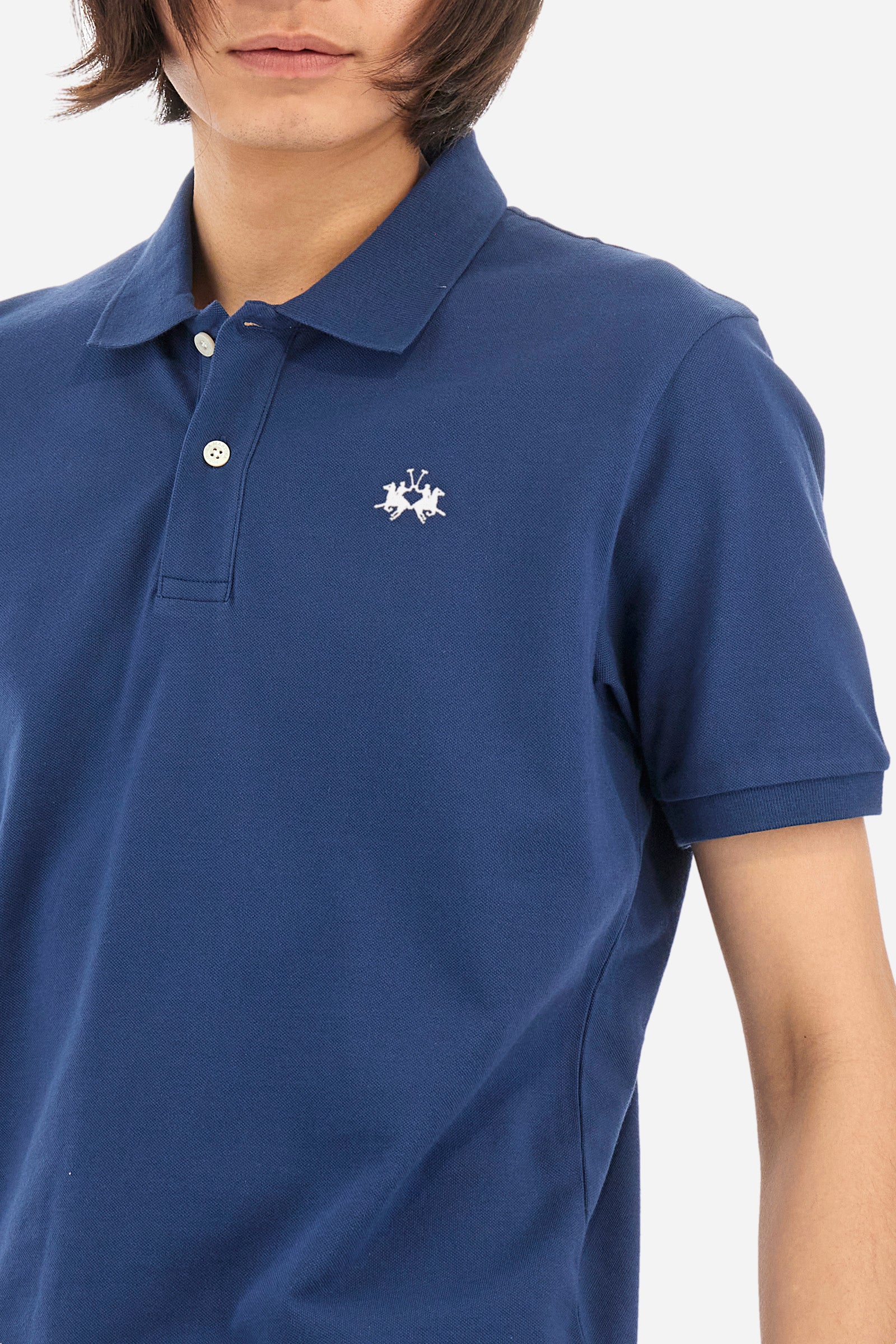 Men's plain-coloured, short-sleeved, regular-fit cotton polo shirt. Contrasting La Martina logo sewn onto the chest. This versatile garment goes perfectly with a pair of jeans from the collection. - Ensign Blue