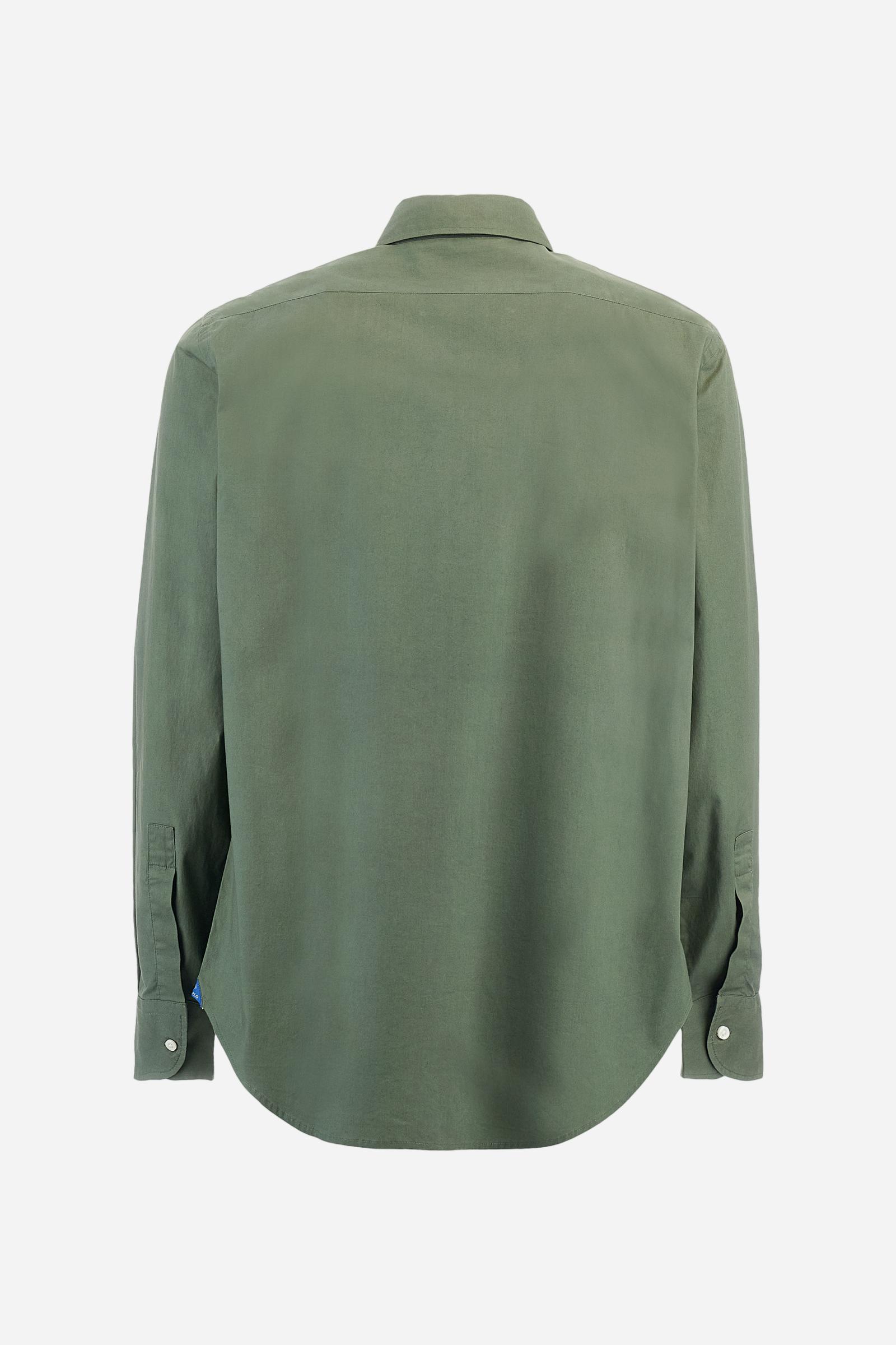 Men's single-colour long-sleeved shirt, made from 100% cotton poplin. Spread collar. Featuring details inside the collar and cuffs in contrasting colours and fabrics. The front graphics and logo are embroidered with contrasting colour threads. The fit is regular. The model is wearing a size L. - Thyme