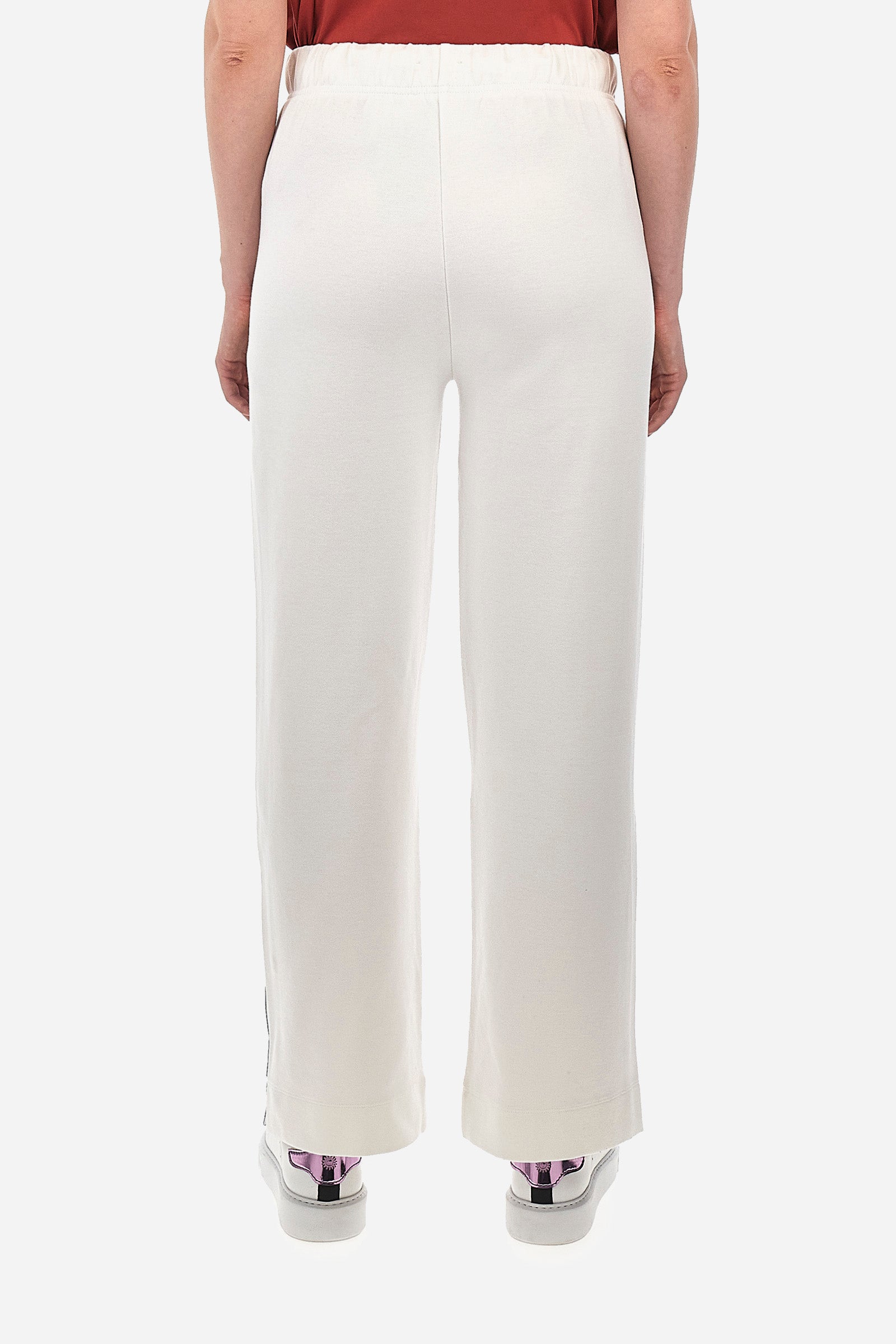 Women’s trousers in solid color, made of plush material. Wide leg with snap buttons on the end, which together with the contrasting tone edging along the entire leg recalls the Polo Academy line. Drawstring waist with drawstring closure and double front pocket. The metal label with logo is sewn on the side of a pocket. The fit is regular. The model wears a size 2. - Bone White