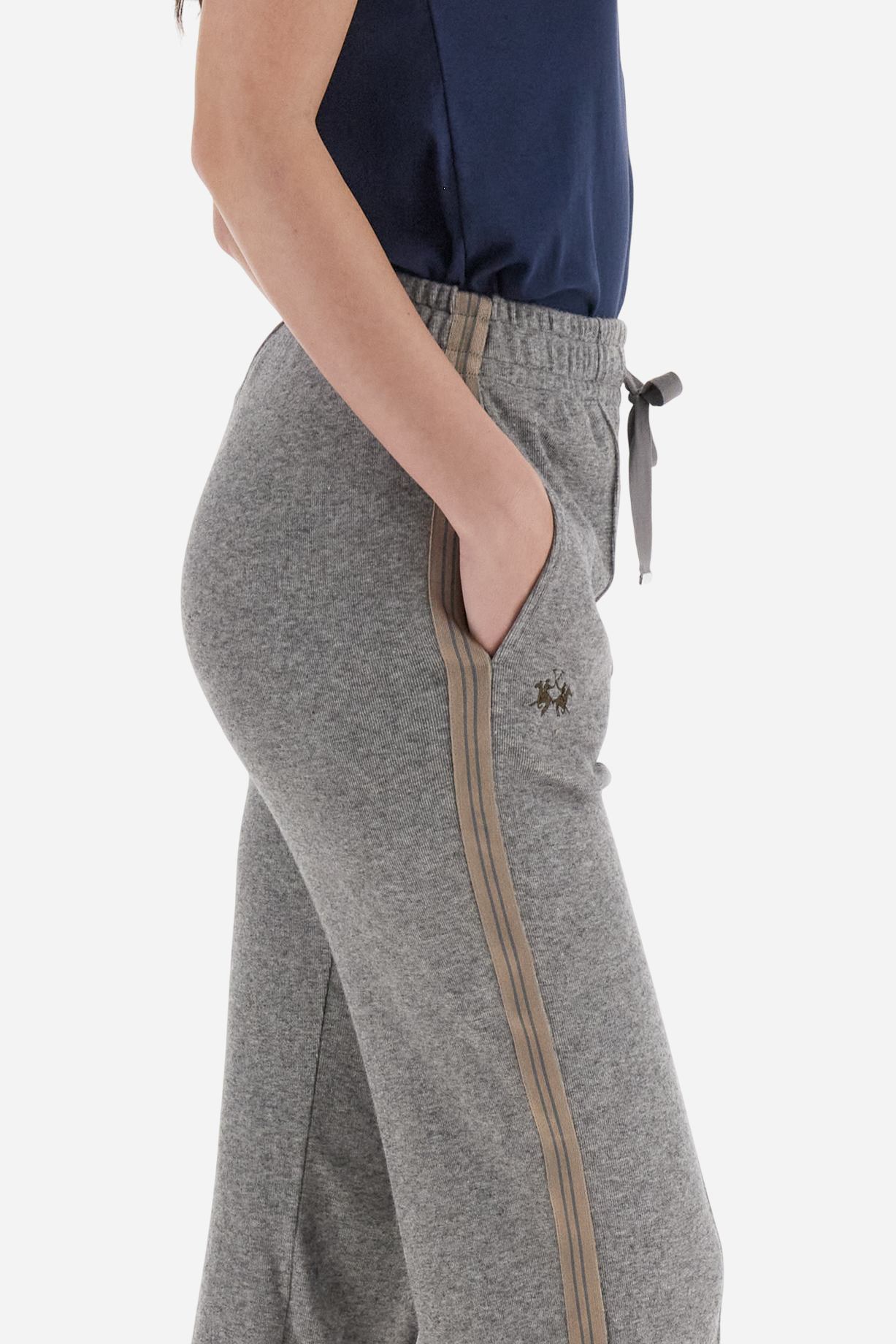 Women’s pants made of viscose-blend interlock fleece, soft and luxurious on the skin. Elastic waistband with adjustable drawstring ensures optimal comfort. Side pockets and bicolor striped tape along the sides complete the design. A small tonal embroidered logo enriches the front. Straight leg with slightly flared hem for a feminine, elegant twist in athleisure style. Model wears size 2. - Medium Heather Grey