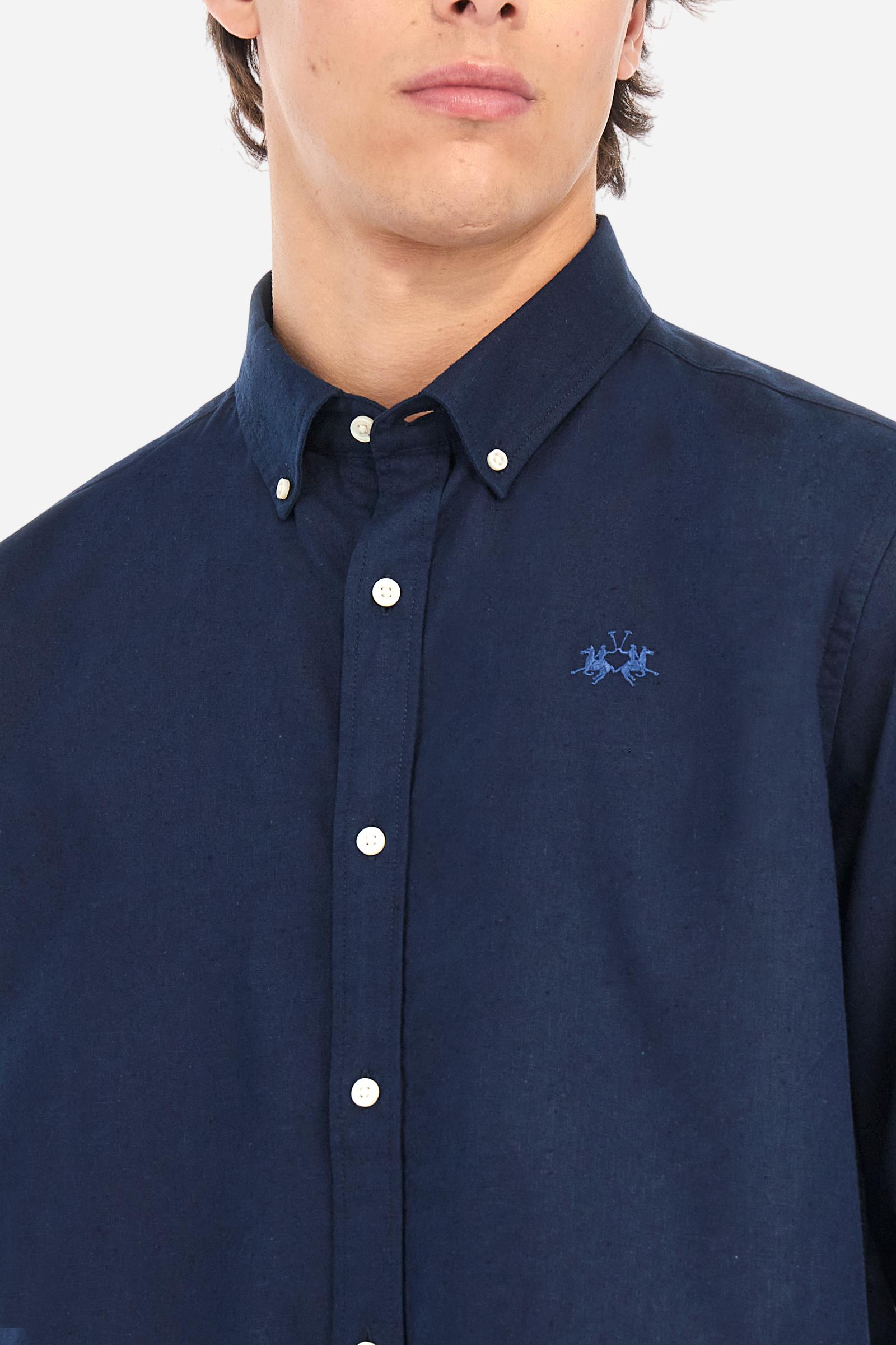 Men's plain long-sleeved shirt made from linen canvas. It features a button-down collar and a basic, traditional design, with woven labels at the bottom of the opening. The logo is embroidered on the chest, over the heart, in tone-on-tone thread. Regular fit. The model is wearing a size L. - Navy