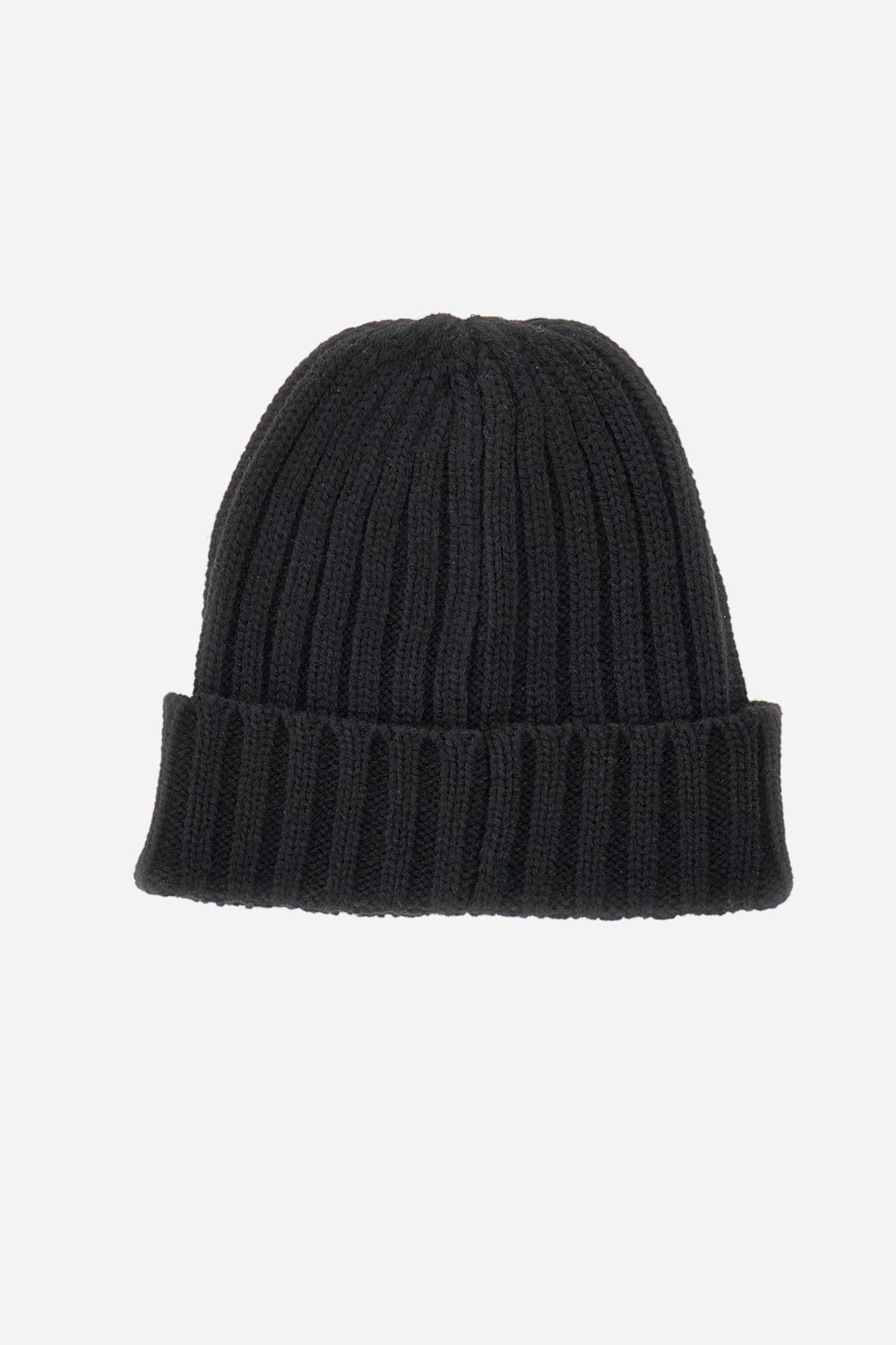 This unisex beanie is made from a high-quality polylana yarn and is available in solid colours for a simple and elegant look. The patch logo on the front gives a touch of originality and uniqueness to the accessory. Perfect for those who want to protect their heads from the cold in a subtle and sophisticated way. - Black