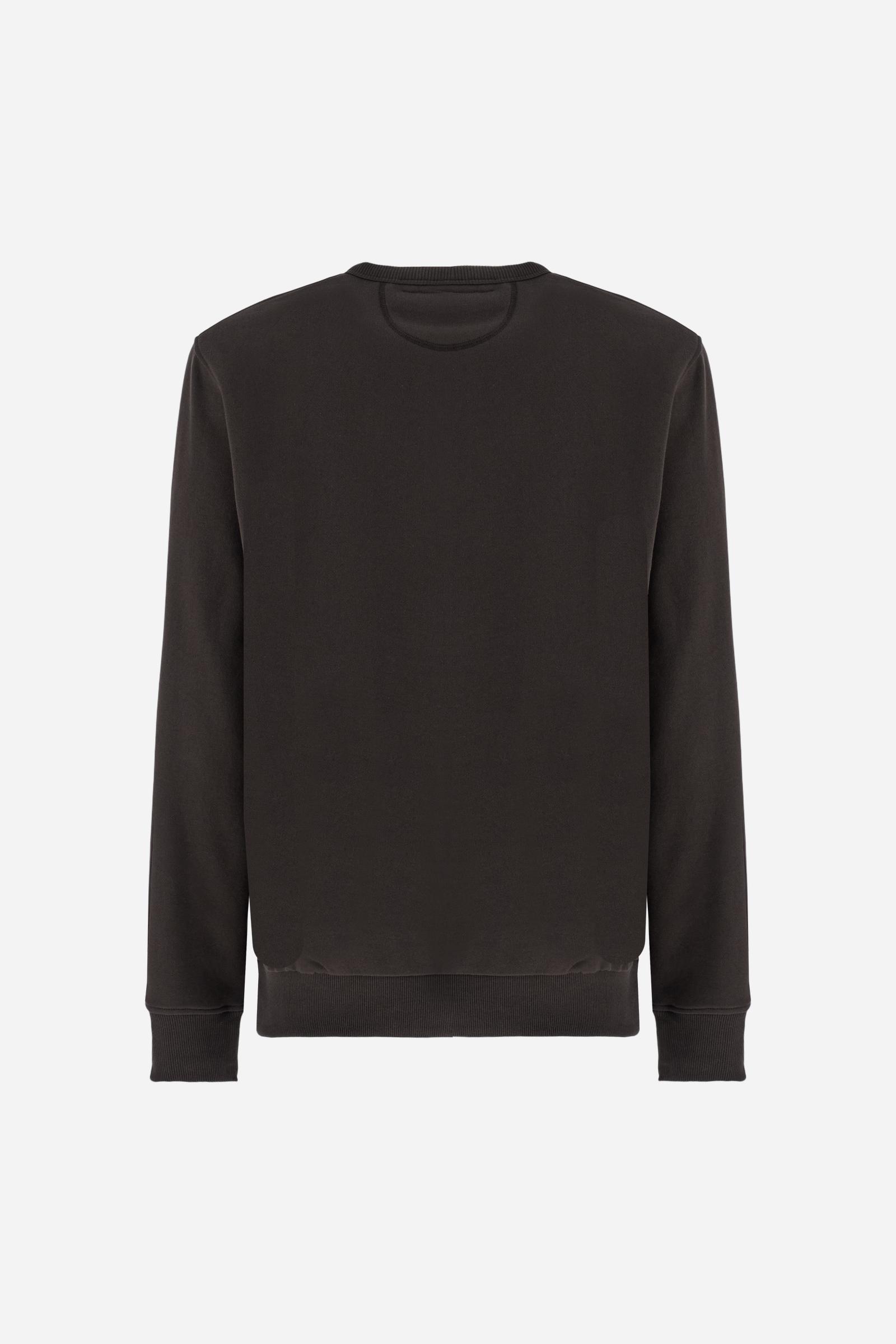 Men’s crew neck sweatshirt with long sleeves in soft, warm-feel fleece. Regular fit with ribbed trims and Windsor and Royal Polo graphics. - Java