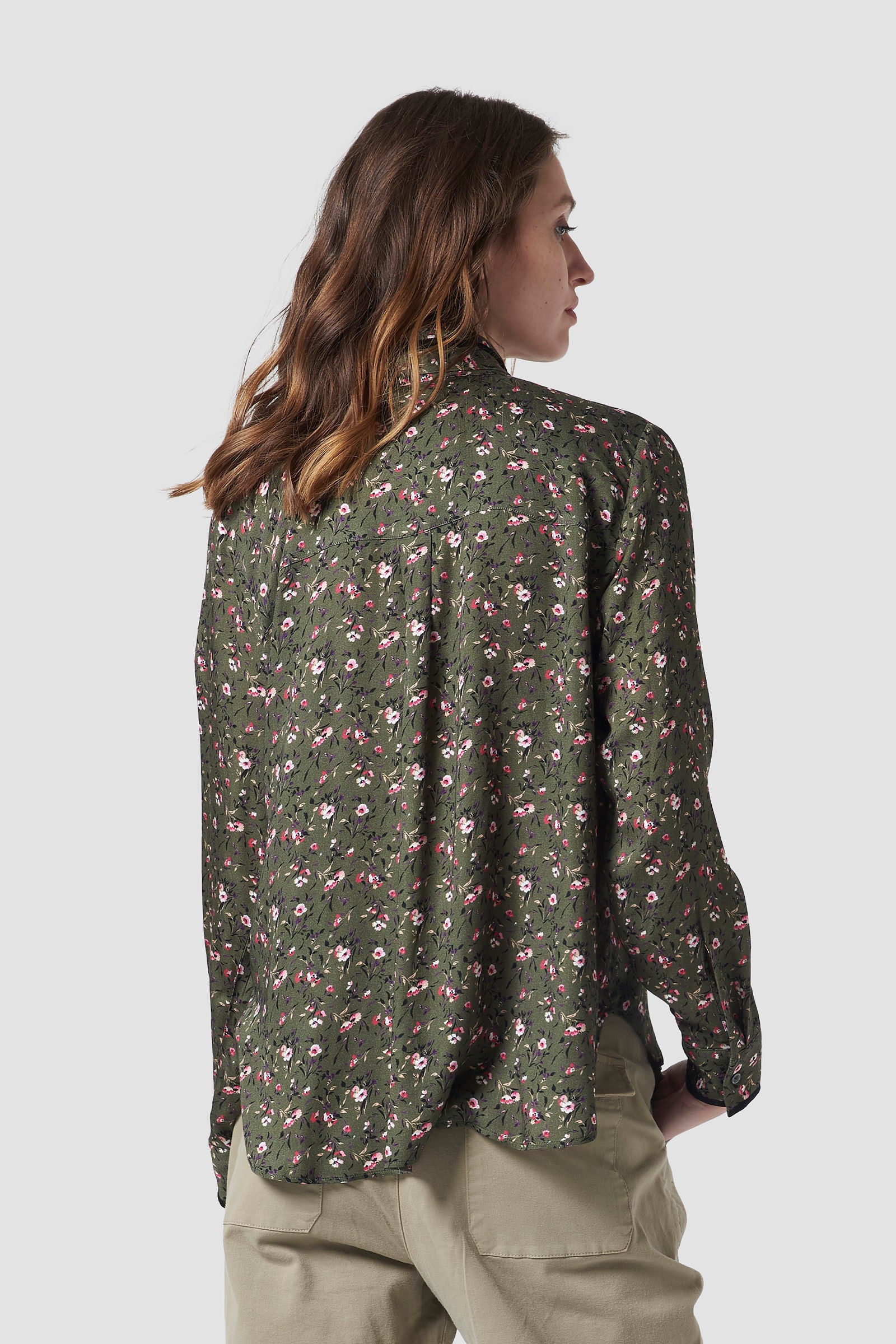 Women's long-sleeved, regular-fit synthetic fibre shirt. Embellished with a fun bow to tie at the neck. For dynamic yet chic women who recognise themselves in the unmistakable La Martina style. The regular fit is suitable for any figure. Perfect for wearing with a pair of the collection's jeans or elegant trousers, day or night. The model is 174 cm tall and wearing a size S. - Bronze Green/Navy