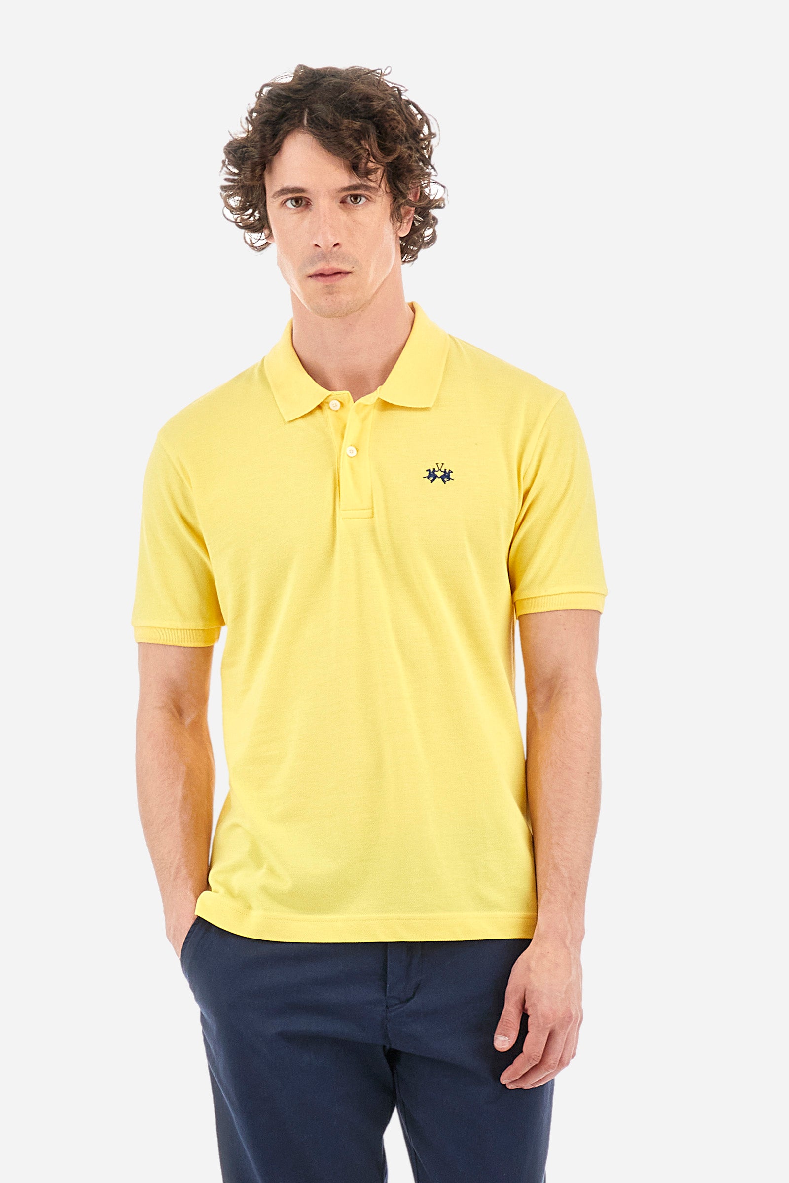 Men's plain-coloured, short-sleeved, regular-fit cotton polo shirt. Contrasting La Martina logo sewn onto the chest. This versatile garment goes perfectly with a pair of jeans from the collection. - Aspen Gold