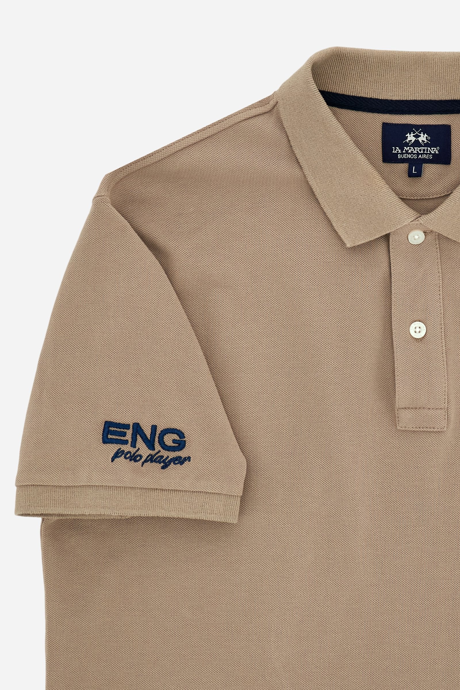 Men’s short-sleeve polo in solid 100% cotton piqué. Regular fit with matching ribbed details. Part of the “Nations” collection celebrating countries of the World Polo Tour through embroidered and printed graphics. Small contrast logo on the chest. The model wears size L. - Humus