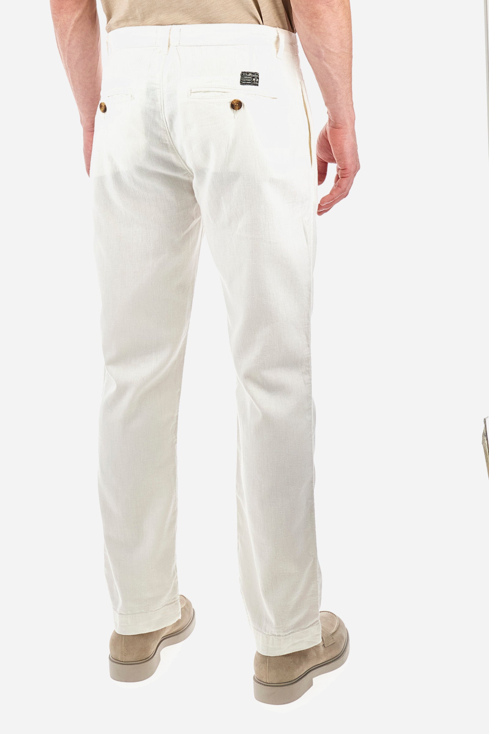 Men's single-colour chinos in cotton and linen. With belt loops, zip and button fastening. There are two open welt front pockets and two back pockets with a classic button fastening. There is a logo with a patch sewn onto the reverse. The fit is regular. The model wears a size 33. - Off White