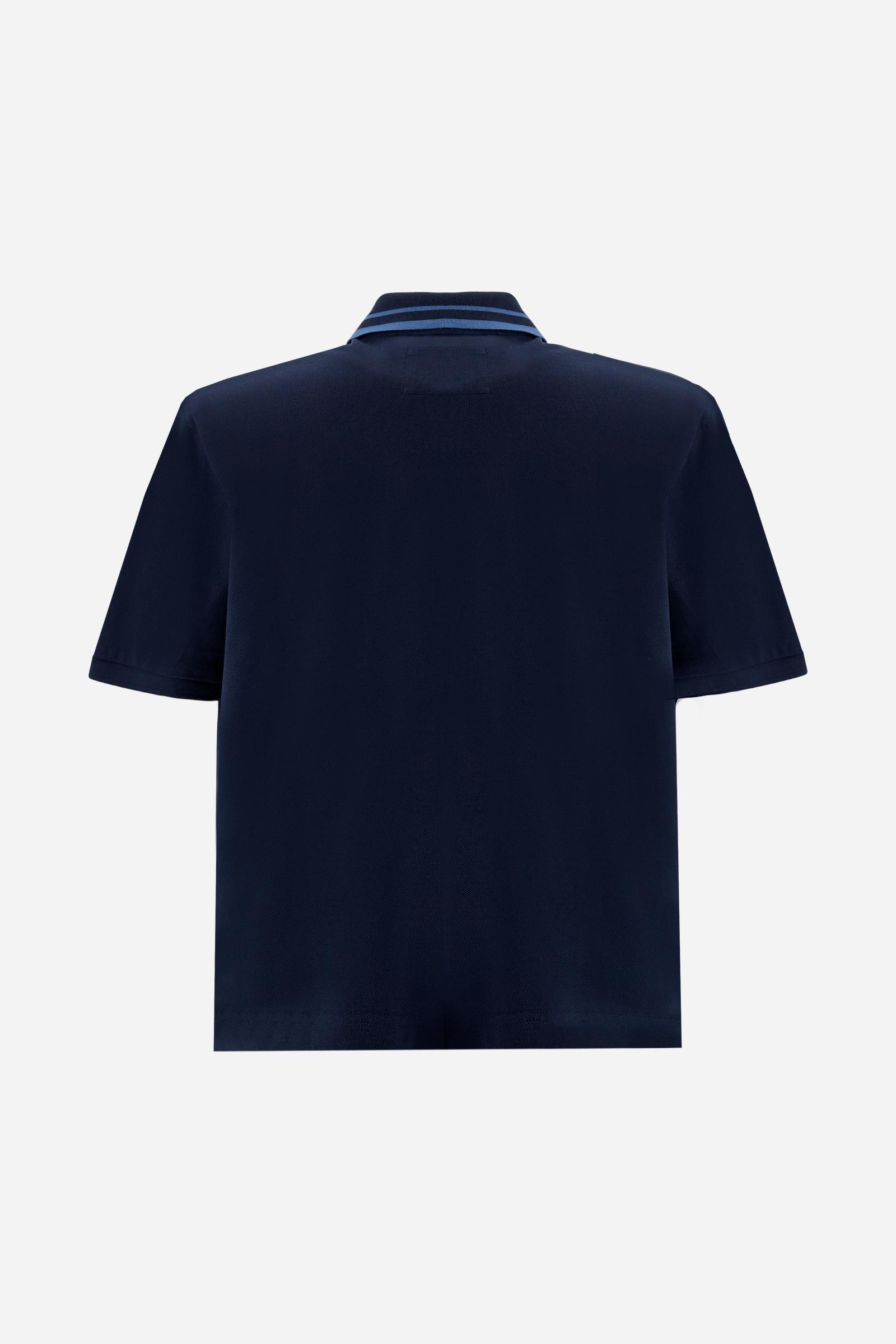 Women's short-sleeve polo shirt made from 100% cotton piqué fabric in solid color. The model features a front opening with customized buttons and a contrasting inner placket. The ribbed collar is two-tone with a striped detail creating a positive/negative color effect between the upper and lower parts. The modern fit features a slightly boxy cropped cut. The chest is decorated with a maxi 3D embroidered logo in contrasting color. The model is wearing size 2. - Navy