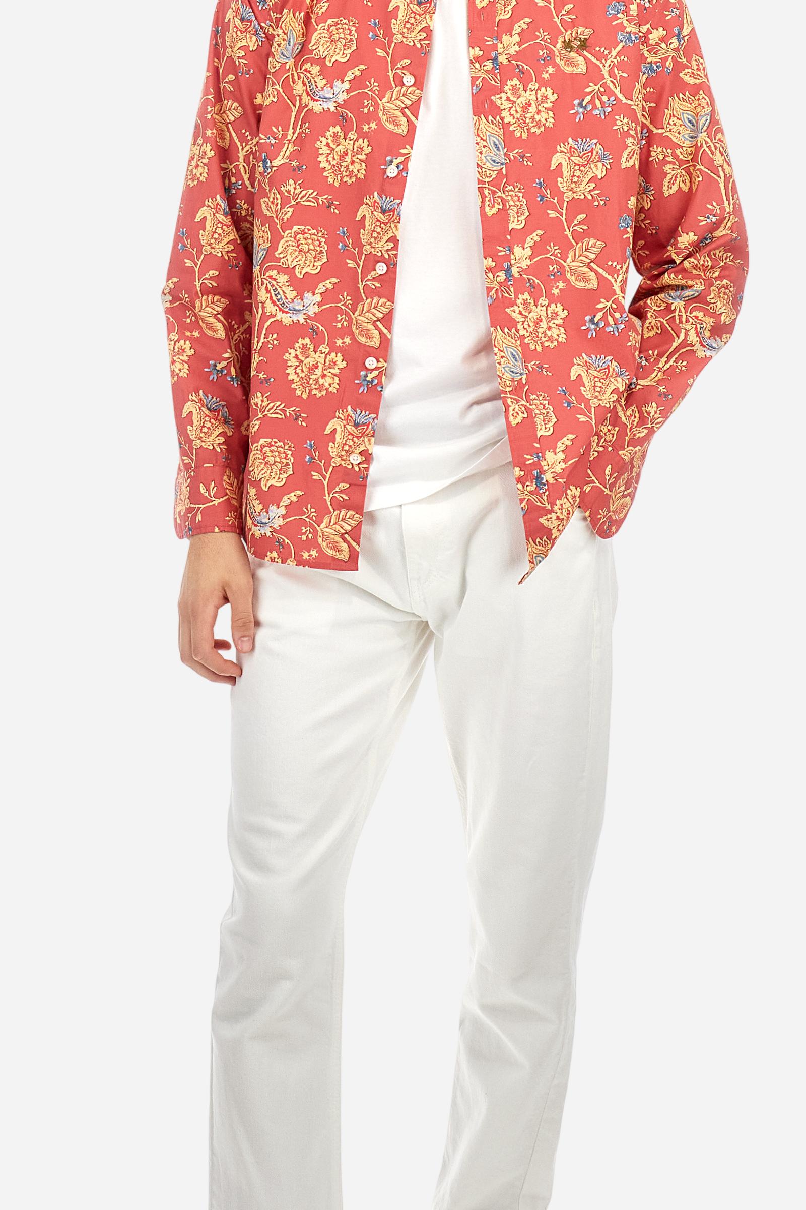 Single-colour short-sleeved men's T-shirt made of cotton jersey. Crew neck, with colour-contrasting jersey border inside. Mlticoloured lettering is printed on the chest, enriched by the embroidered brand logo. The graphics on the back are printed, while the number is a flocked transfer in a contrasting colour. On the right sleeve the small star detail is hand-embroidered with multi-coloured threads. The fit is regular. The model is wearing a size L. - Optic White