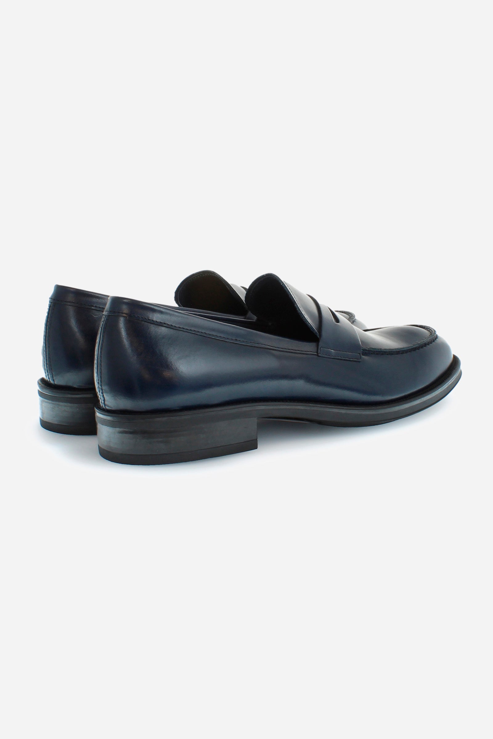 Classic and elegant men's college shoe made of single-coloured calfskin. The sole is made of black natural rubber, and the band on the template is in the same colour as the upper. The logo is printed in gold on the footbed. Perfect for adding a touch of class to a fresh and elegant look. - BLUE