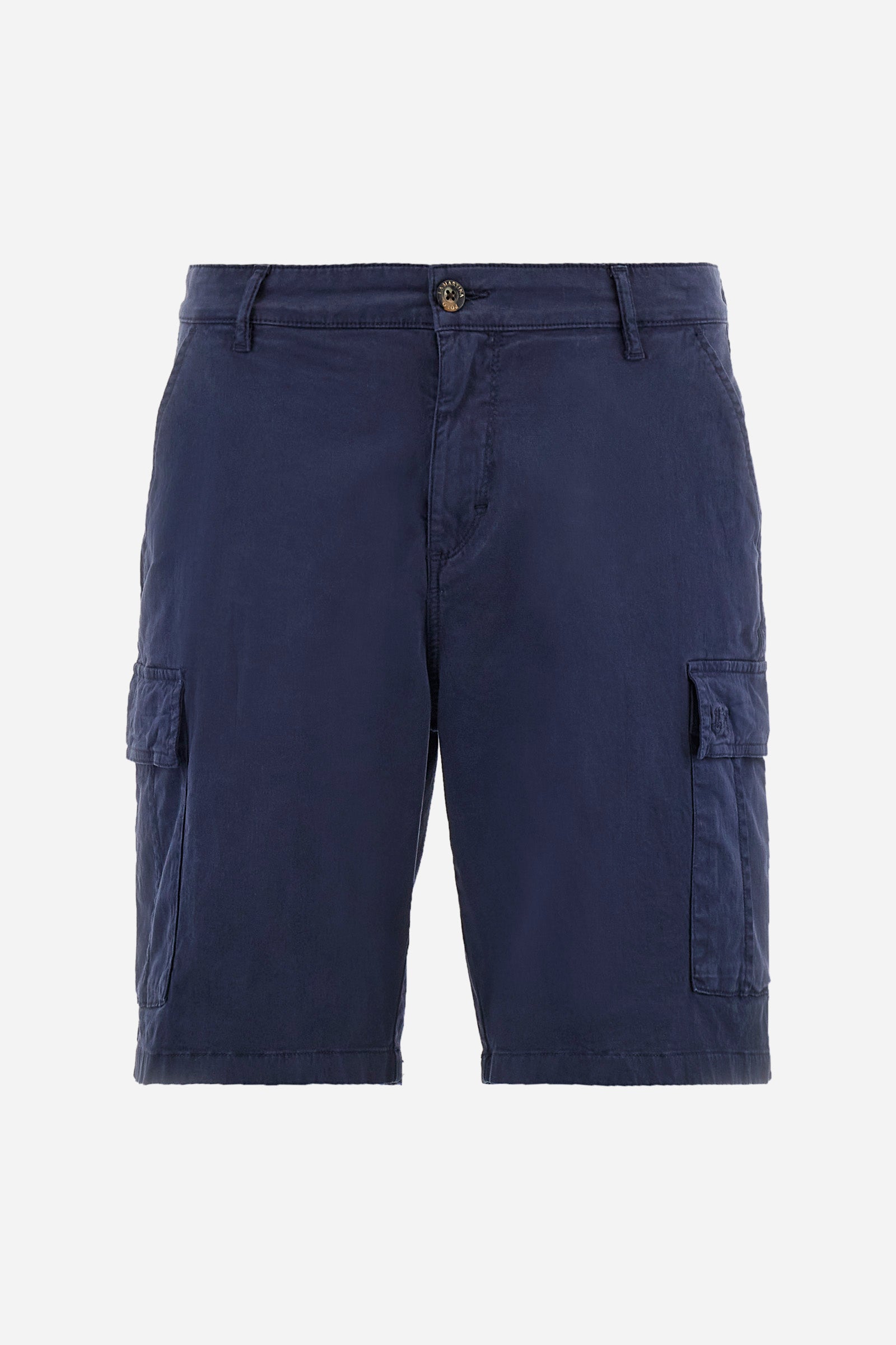 Men's single-colour Bermuda shorts in cotton twill. There are two American pockets, two cargo pockets and two back pockets. With belt loops. Zip and button fastening. The logo is embroidered tone-on-tone on the left cargo pocket. Regular fit. The model is wearing a size 33. - Navy