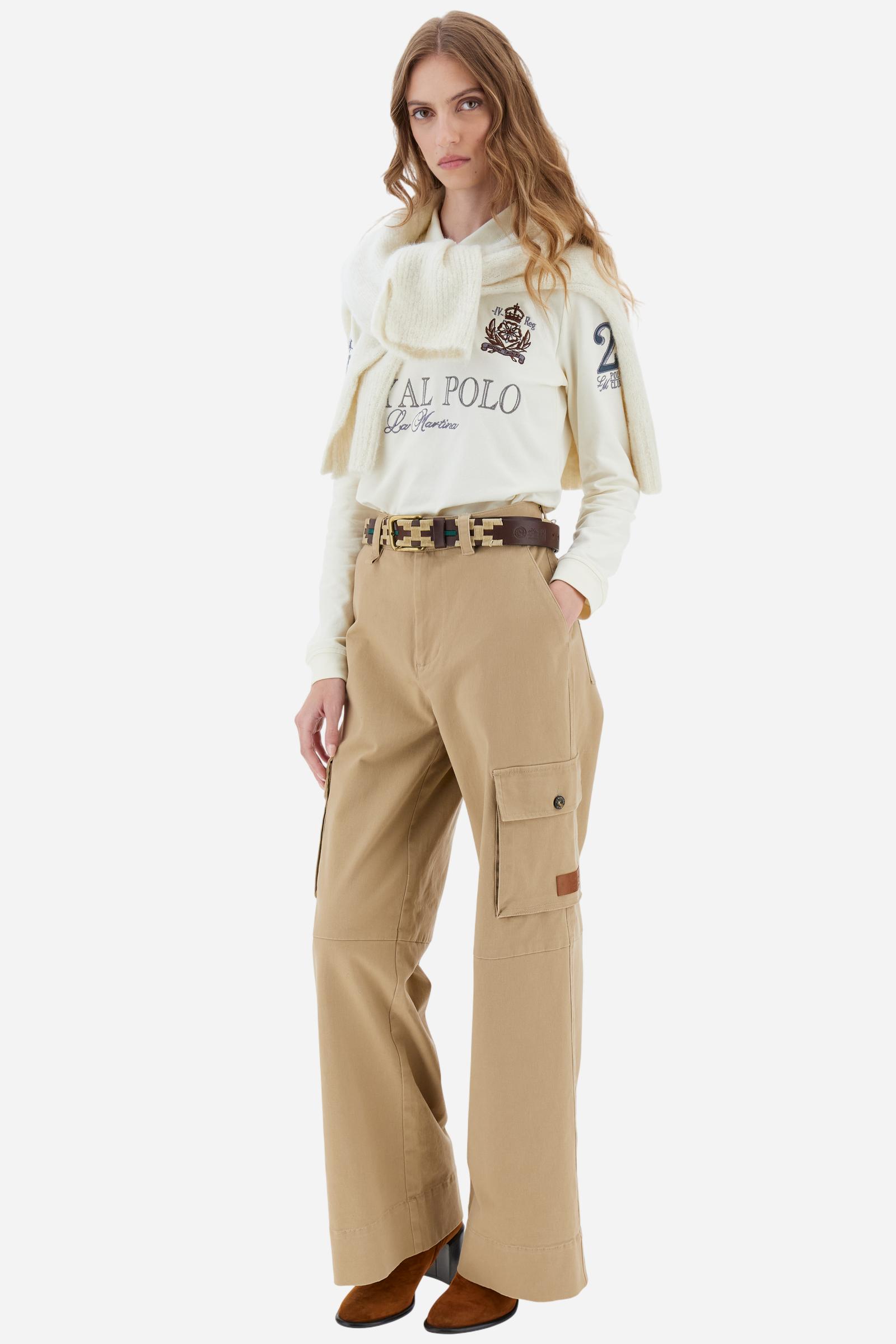 Women’s cargo trousers in stretch twill. Wide and straight leg, applied pockets. Relaxed fit. - Travertine