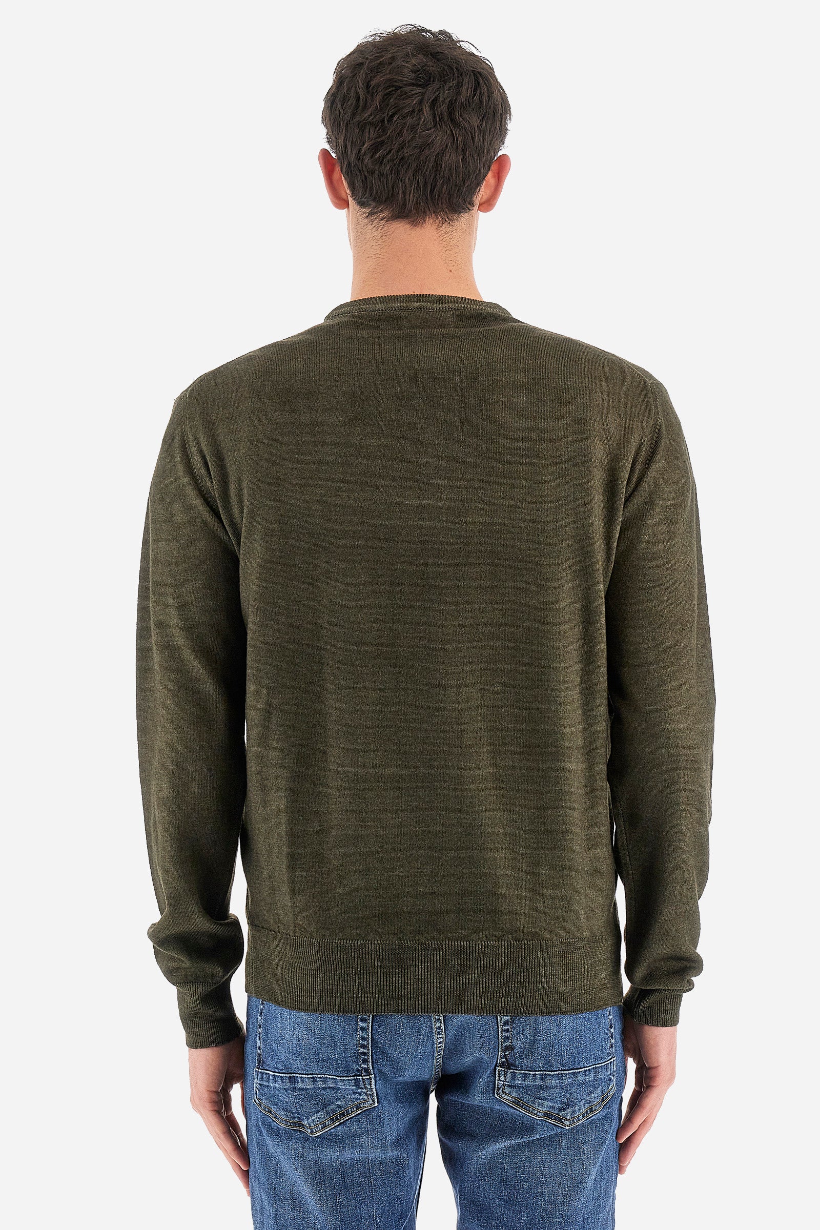This long-sleeved crew-neck men's top is made of 100% wool and has a regular fit that makes it comfortable without being tight. Belonging to the Essential line, the solid colour of this top allows it to be easily combined with other items in your wardrobe, while the small embroidered logo on the chest adds a touch of subtle elegance to the garment. Perfect for those looking for a versatile and quality garment. The model is 187 cm tall and wears a size L. - Ivy Green