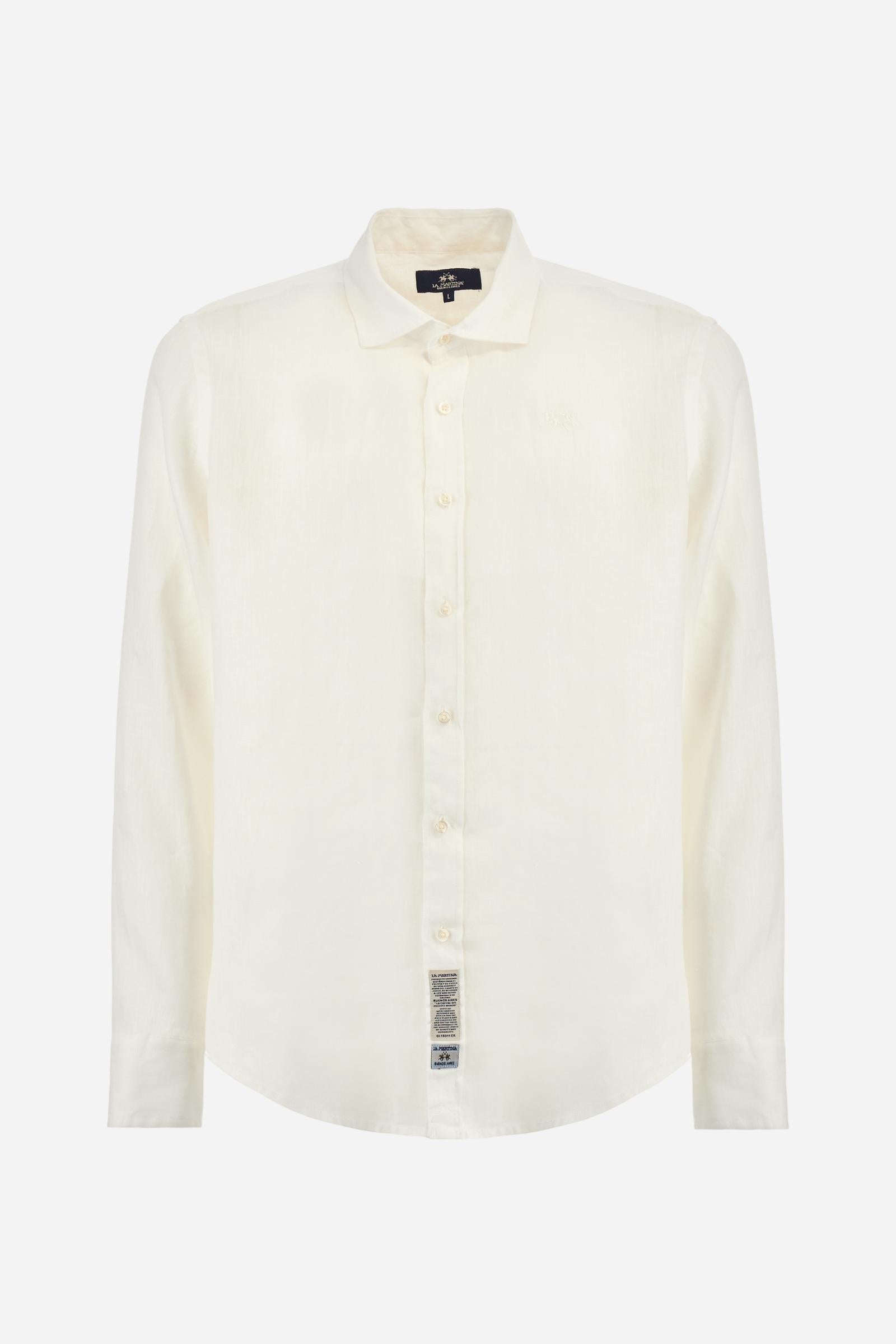Men's plain long-sleeved shirt made from linen canvas. Button-down collar. Two fabric patches, depicting the brand's certification and the Argentine flag, are sewn on the hem of the garment. A tone-on-tone logo is embroidered on the left side of the chest. Regular fit. The model is wearing a size L. - Optic White
