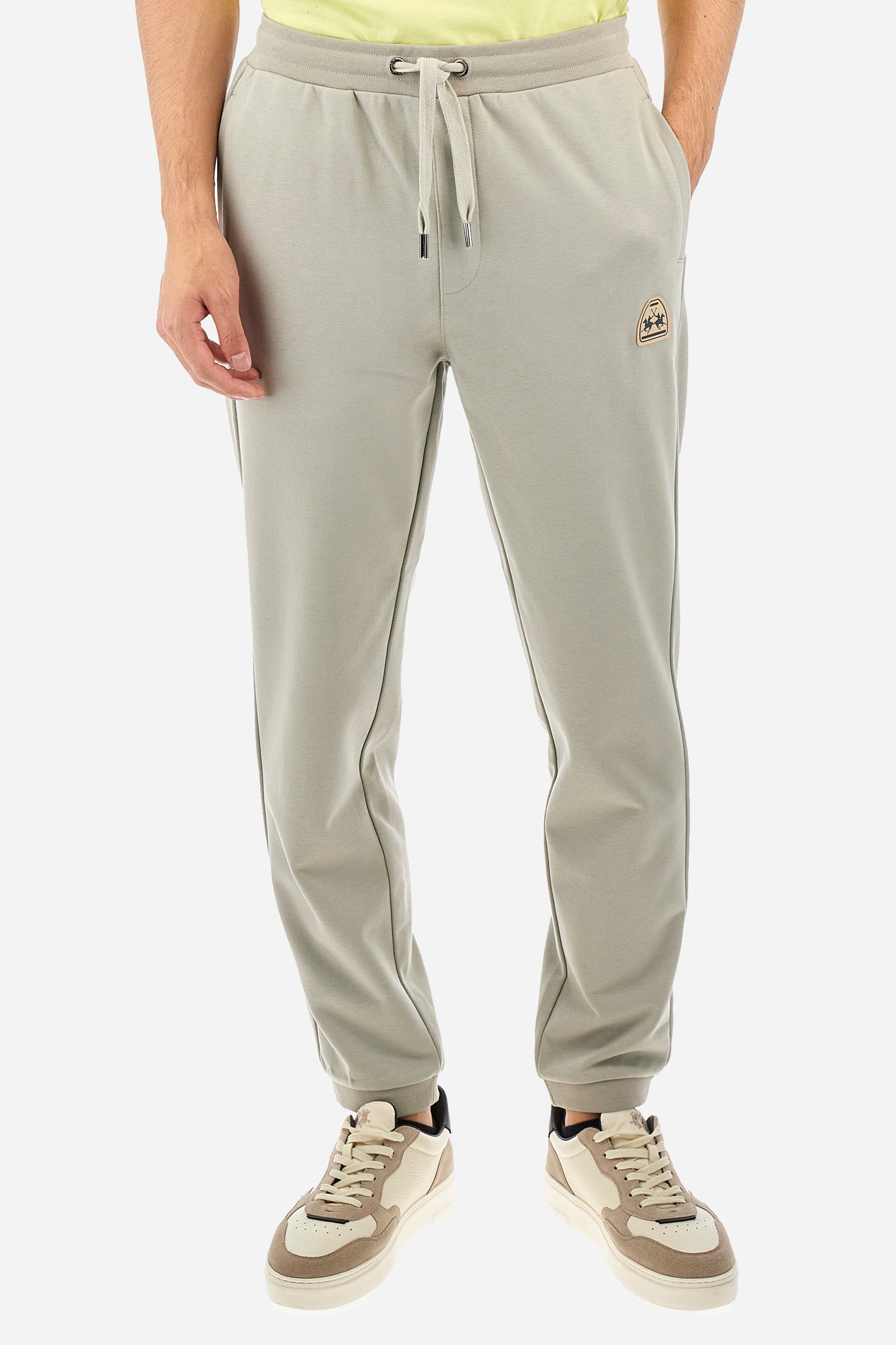 Men's single-colour jogging bottoms in a cotton sweat fabric from the Polo Academy line. With a drawstring waist and double front pocket. Another pocket is present on the back. The logo is present on a patch applied under one of the front pockets. The fit is regular. The model wears a size L. - Pussywillow Grey