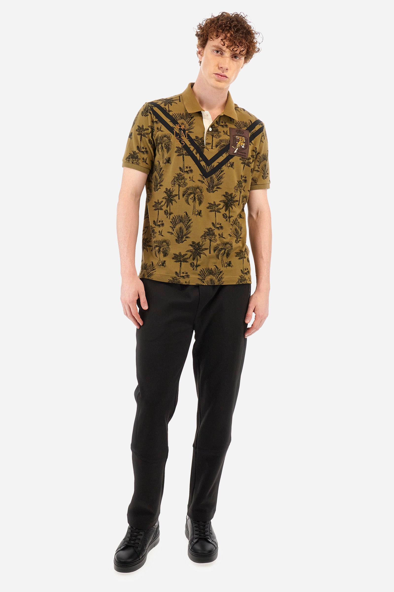 Men's single-colour jogging bottoms in mixed cotton. Drawstring at the waist and double welt pocket on the front. Featuring a side stripe with a honeycomb texture. On the back there is a single open pocket featuring the brand's initials. The fit is regular. The model wears a size L. - Black