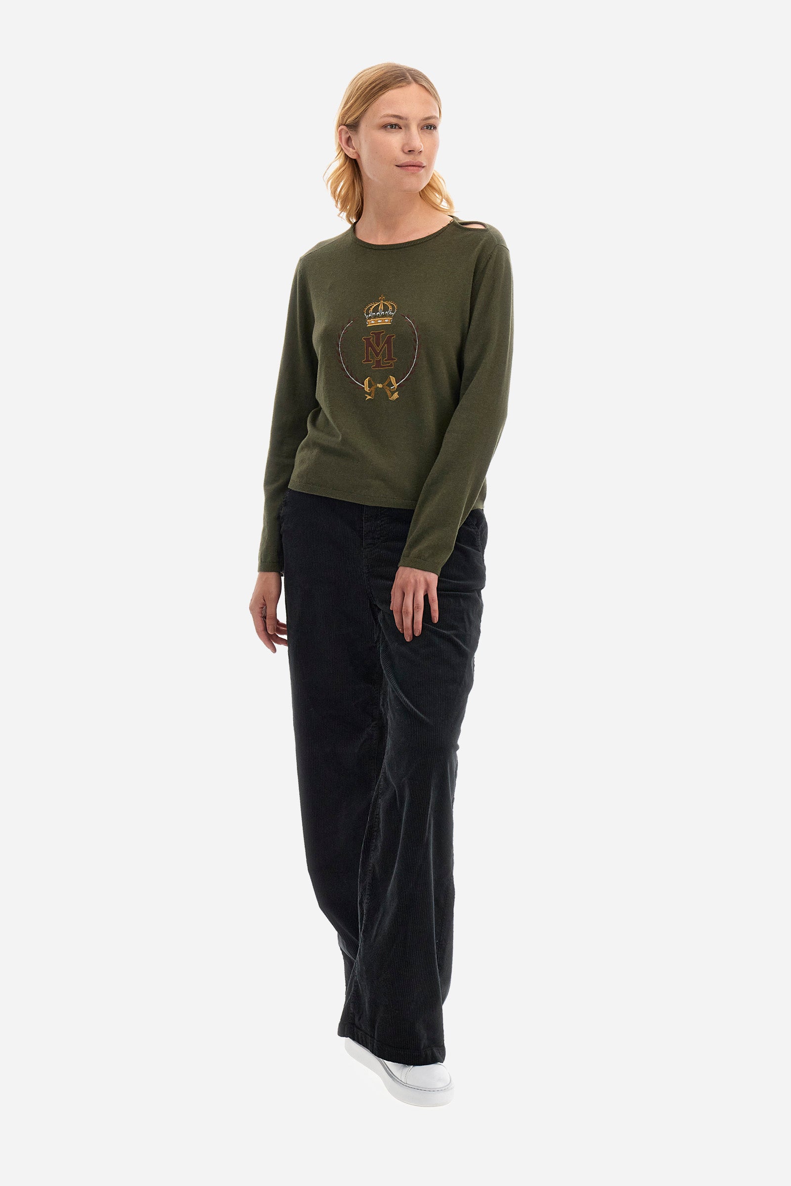 Women’s crew neck sweater made of cashmere blended yarns. With long sleeves and a regular fit to fit all silhouettes. The solid color has a gold contrast embroidery on the front of the England line making the garment original and unique. The small La Martina logo is applied on two buttons, one on the crew neck, and one on the waist. Ideal garment to give a touch of sophistication to winter outfits. The model is 174 cm tall and wears a size 2. - Ivy Green