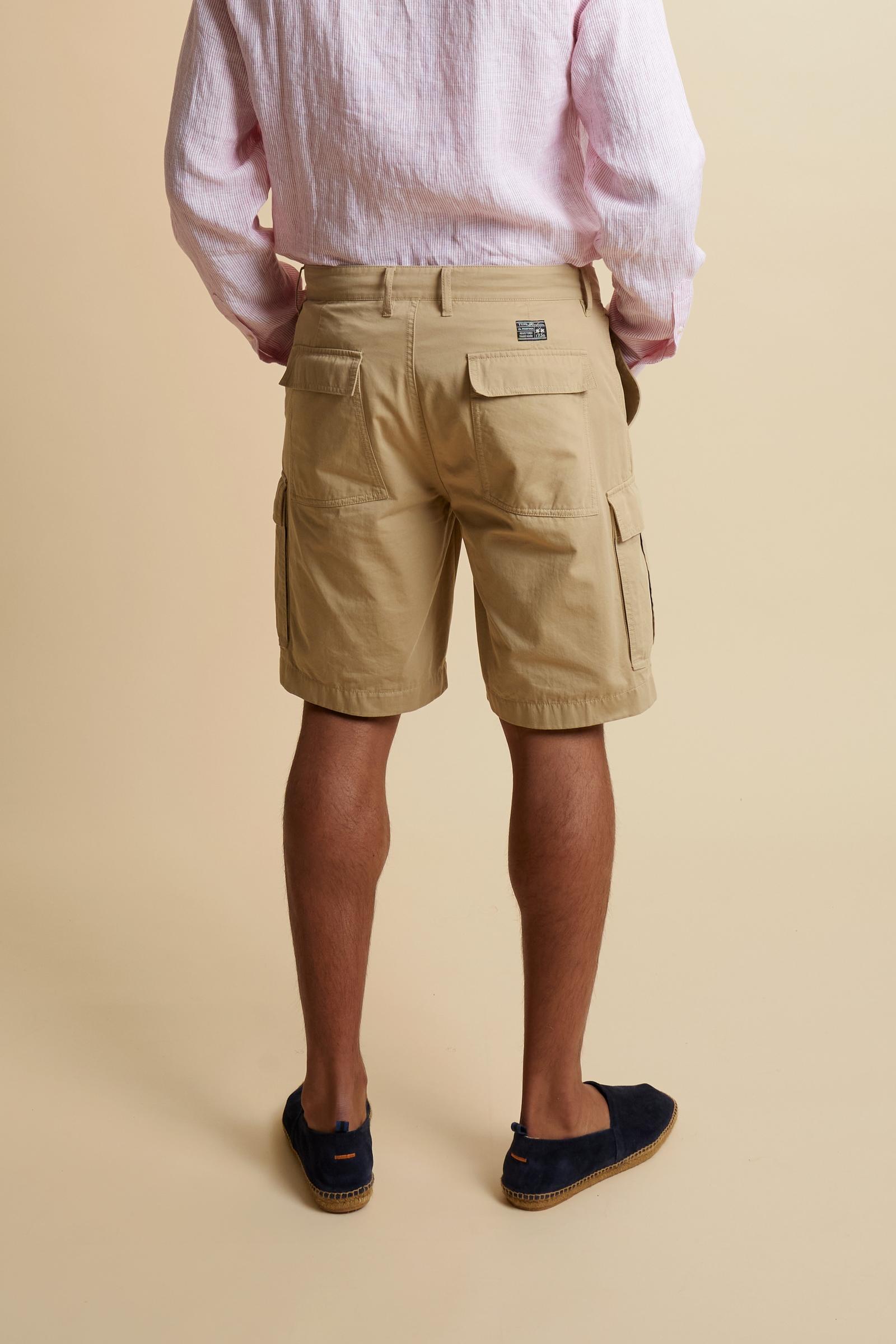 Men’s cargo Bermuda shorts in cotton twill with applied side pockets. Regular, comfortable fit finished with a distinctive “Black Label” tag. - Humus