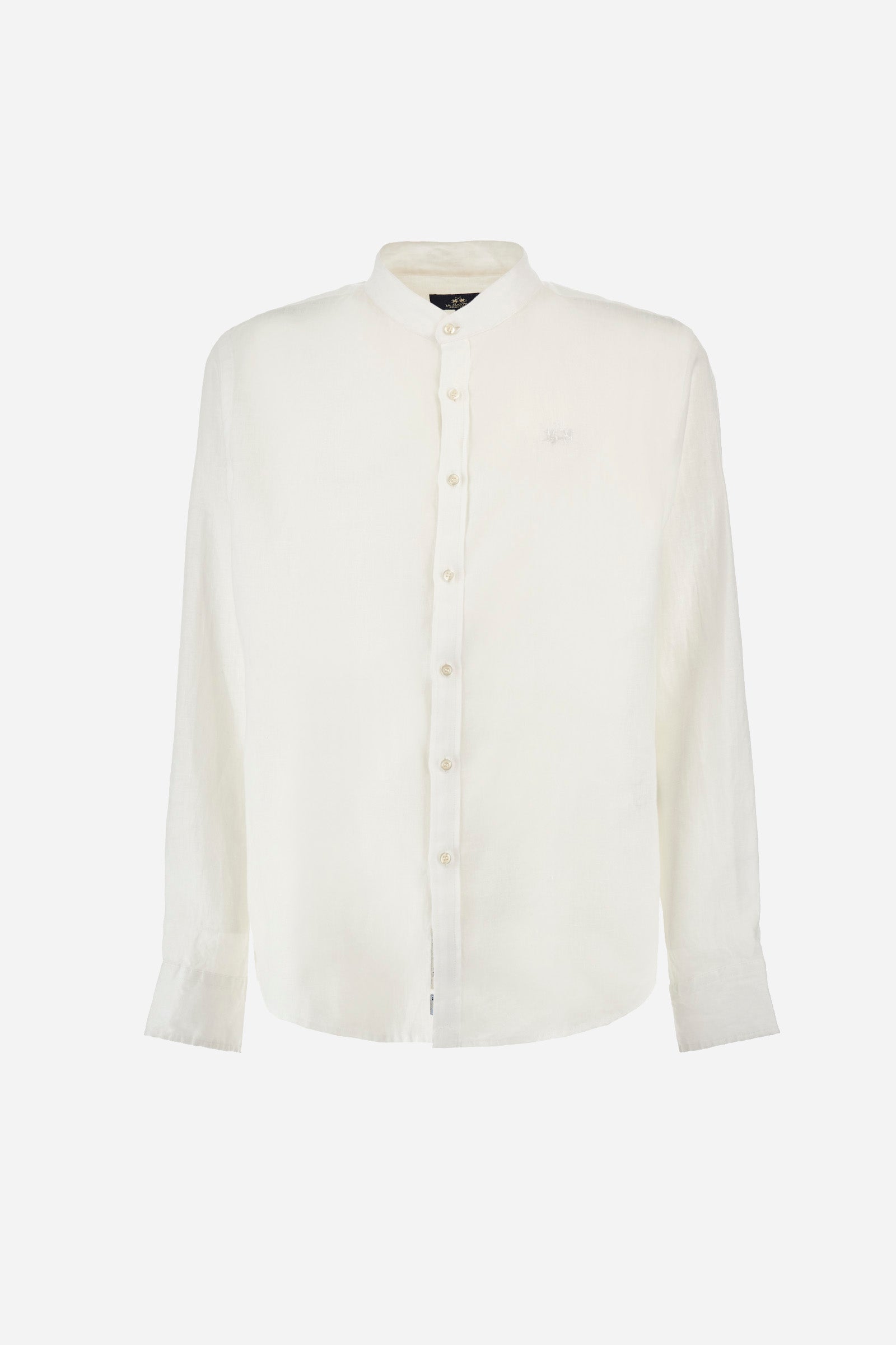 Men's single-colour long-sleeved shirt in 100% linen. Mandarin collar. With buttoned cuffs. Featuring a small embroidered logo on the front. The fit is regular. The model wears a size L. - Optic White