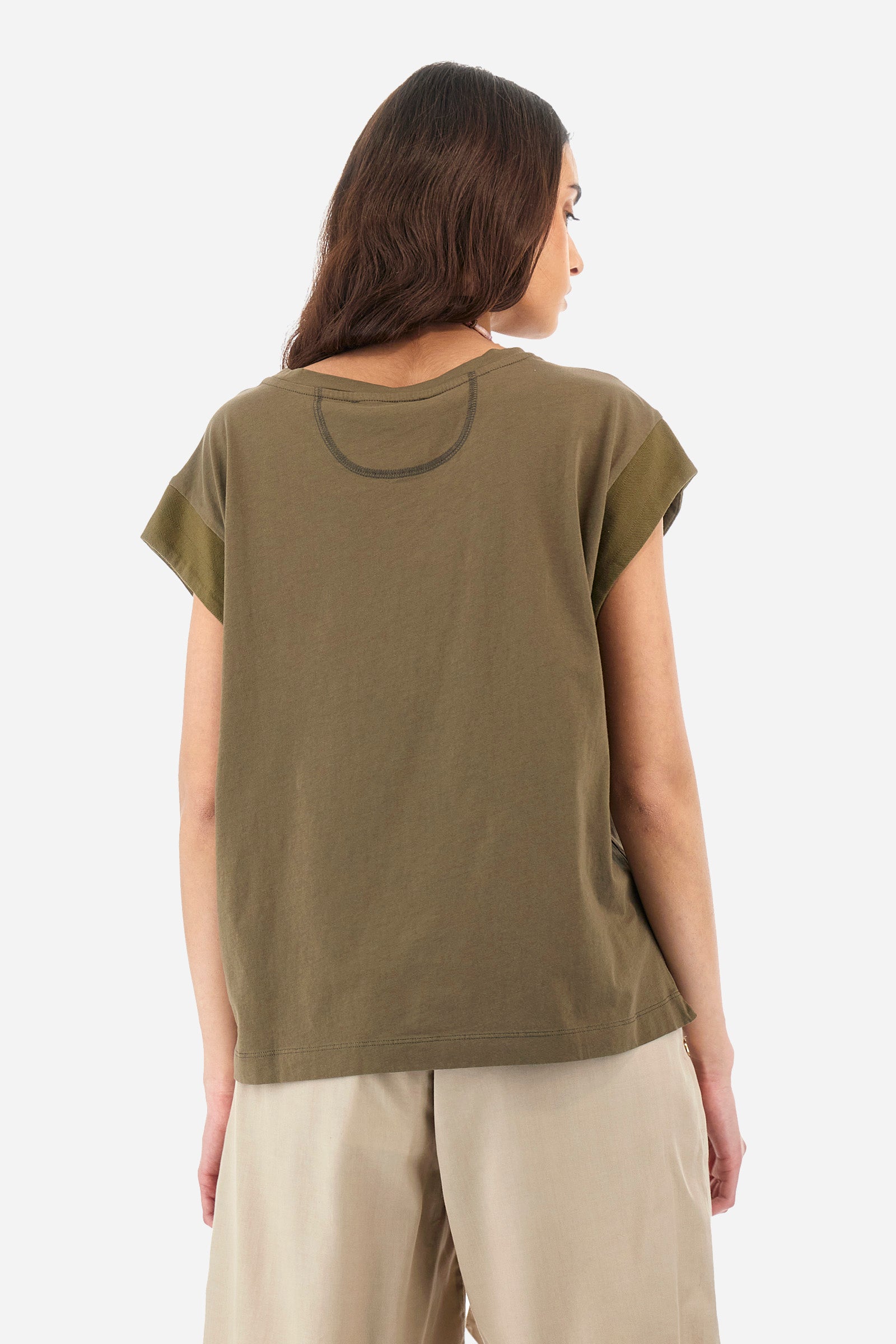 Women’s crew neck short-sleeved t-shirt in solid color, made of 100% cotton jersey. On the front we find an embroidered mini logo La Martina together with the symbol of the capsule collection Guards, in contrasting tone, which are accompanied by palm prints. Two mini side slits. The fit is regular. The model wears a size 2. - Military Olive