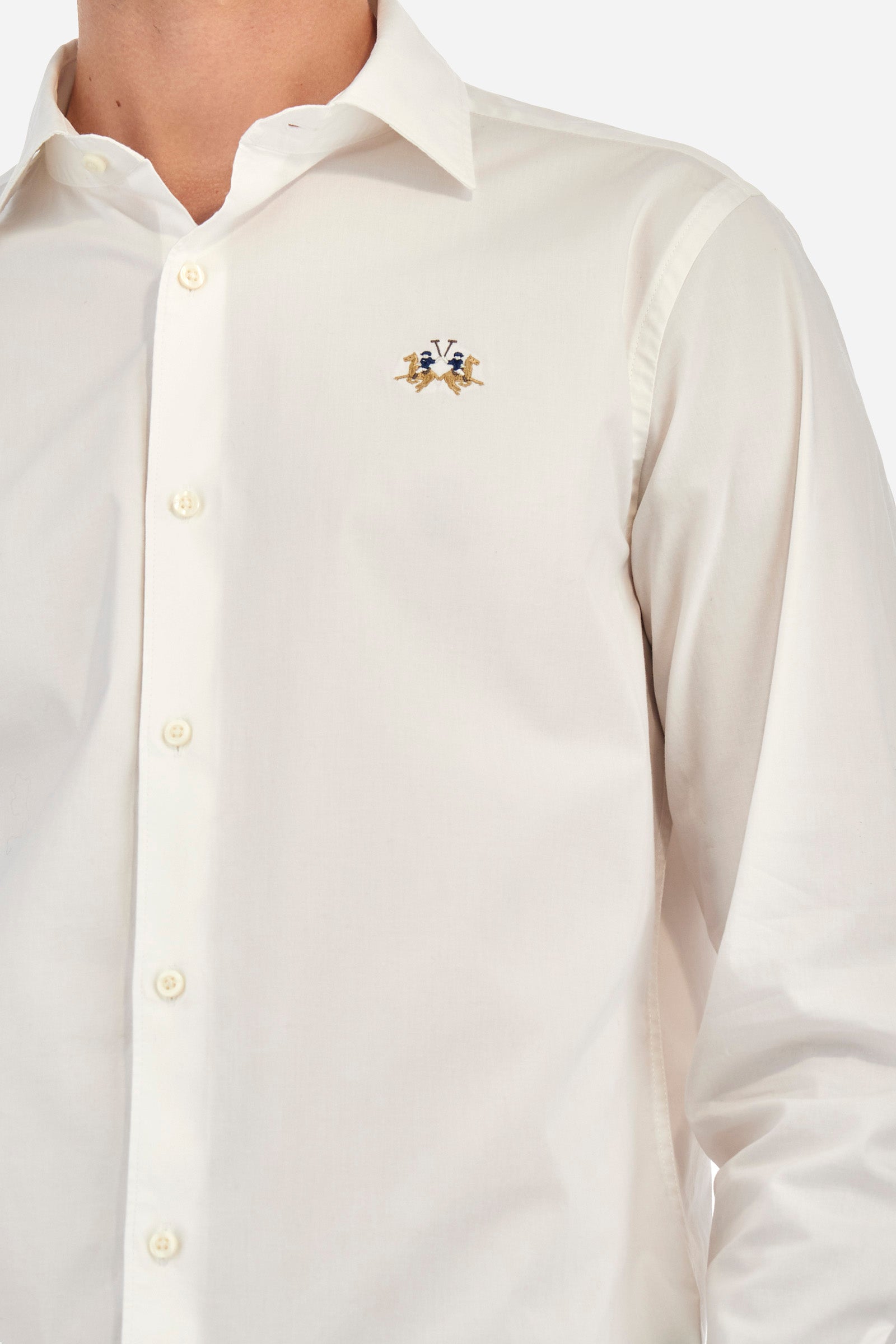 Men's plain long-sleeved shirt, made from stretch cotton. Spread collar. The brand logo is embroidered on the front. Slim fit. The model is wearing a size L. - Optic White