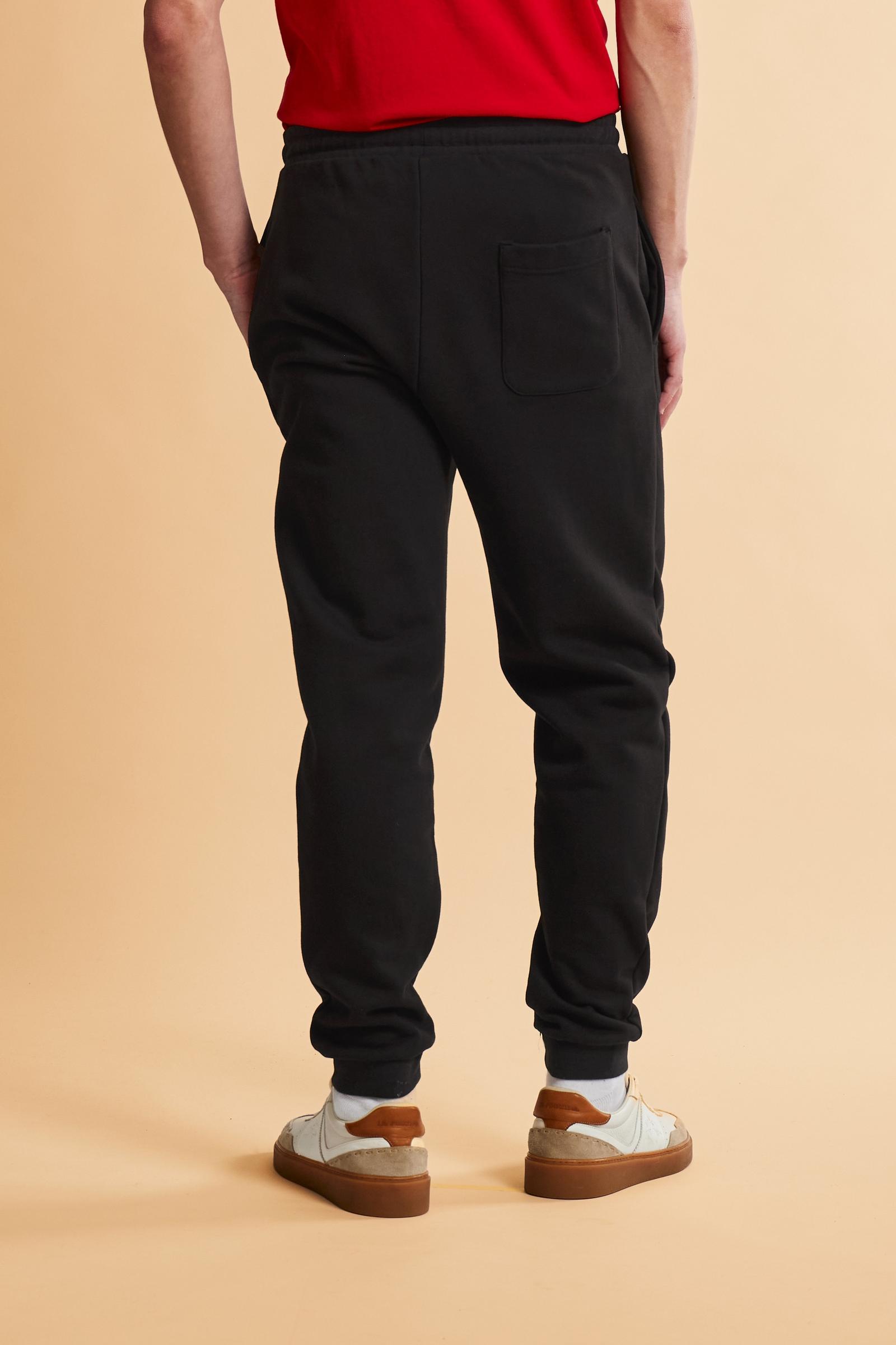 Men’s cotton fleece jogger pants with tapered cut and slim fit, ribbed cuffs and contrast embroidered logo. - Black
