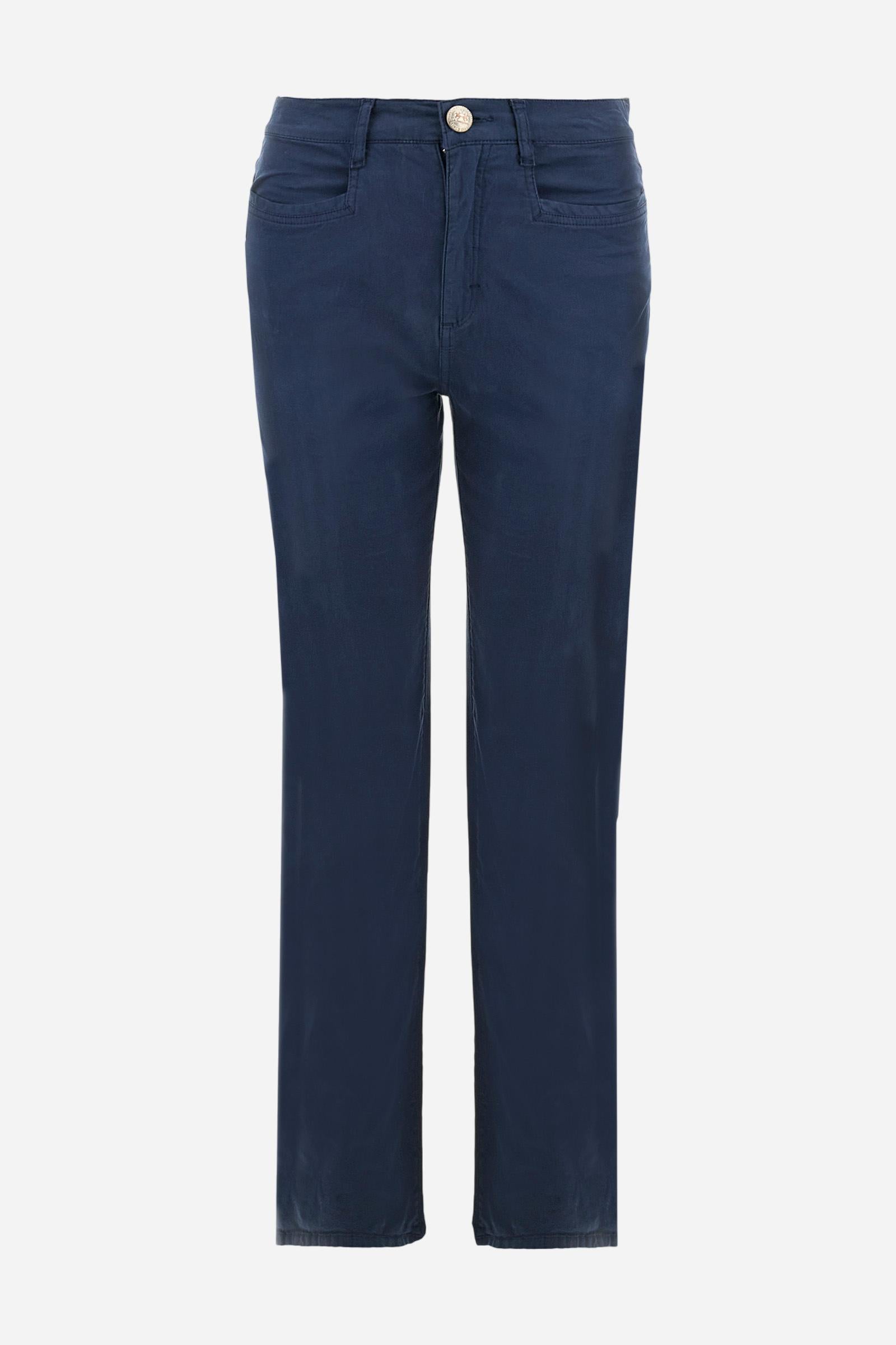 Women's single-colour flared trousers in cotton twill. Zip and metal button fastening. Five-pocket model. Square front pockets. Strap with belt loops. The back pockets have a horizontal welt opening. Visible from the outside thanks to the stitching detail that imitates traditional denim pockets. The right pocket features embroidery in a colour-contrasting thread. On the back of the strap is an eco-suede backstrap with hot stamping. The fit is regular. The model wears a size 26. - Navy