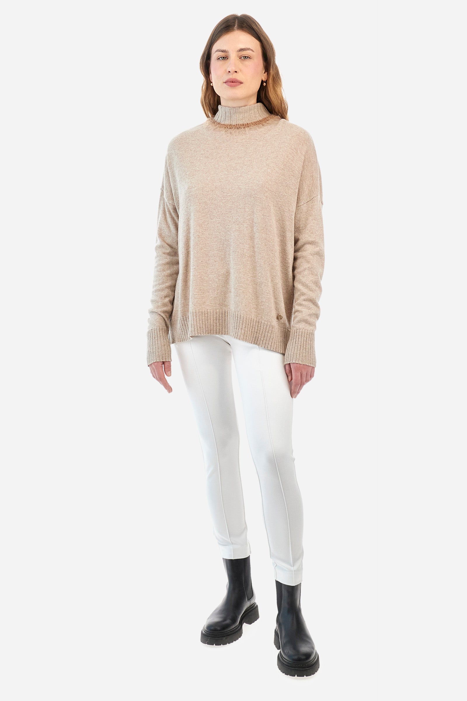 Women's long-sleeved plain high neck pullover, made from a wool blend. Ribbed collar, cuffs and hem. Appliquéd feathers on the collar. The logo appears on the metal plaque appliquéd on the front. Regular fit. The model is wearing a size 2. - Champagne Melange
