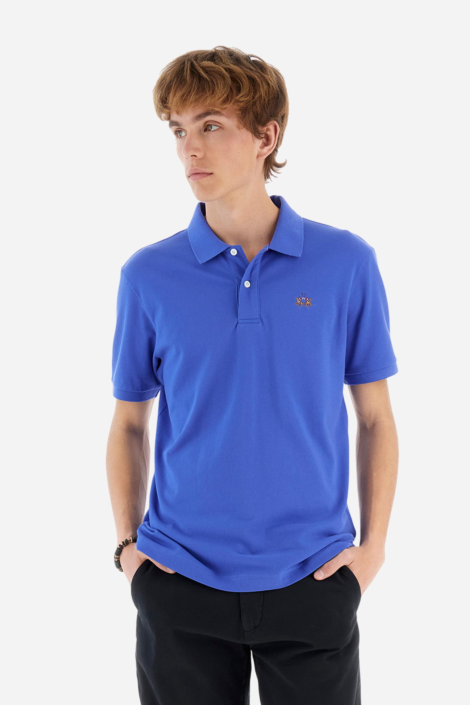 Men's plain short-sleeved polo shirt made from stretch piqué. Two-button fastening. The collar and cuffs are made from tone-on-tone ribbed fabric. Under the collar, there is a contrasting fabric panel with embroidered multicoloured lettering. The logo is embroidered on the left side of the chest in contrasting thread. Slim fit. The model is wearing a size L. - Dazzling Blue