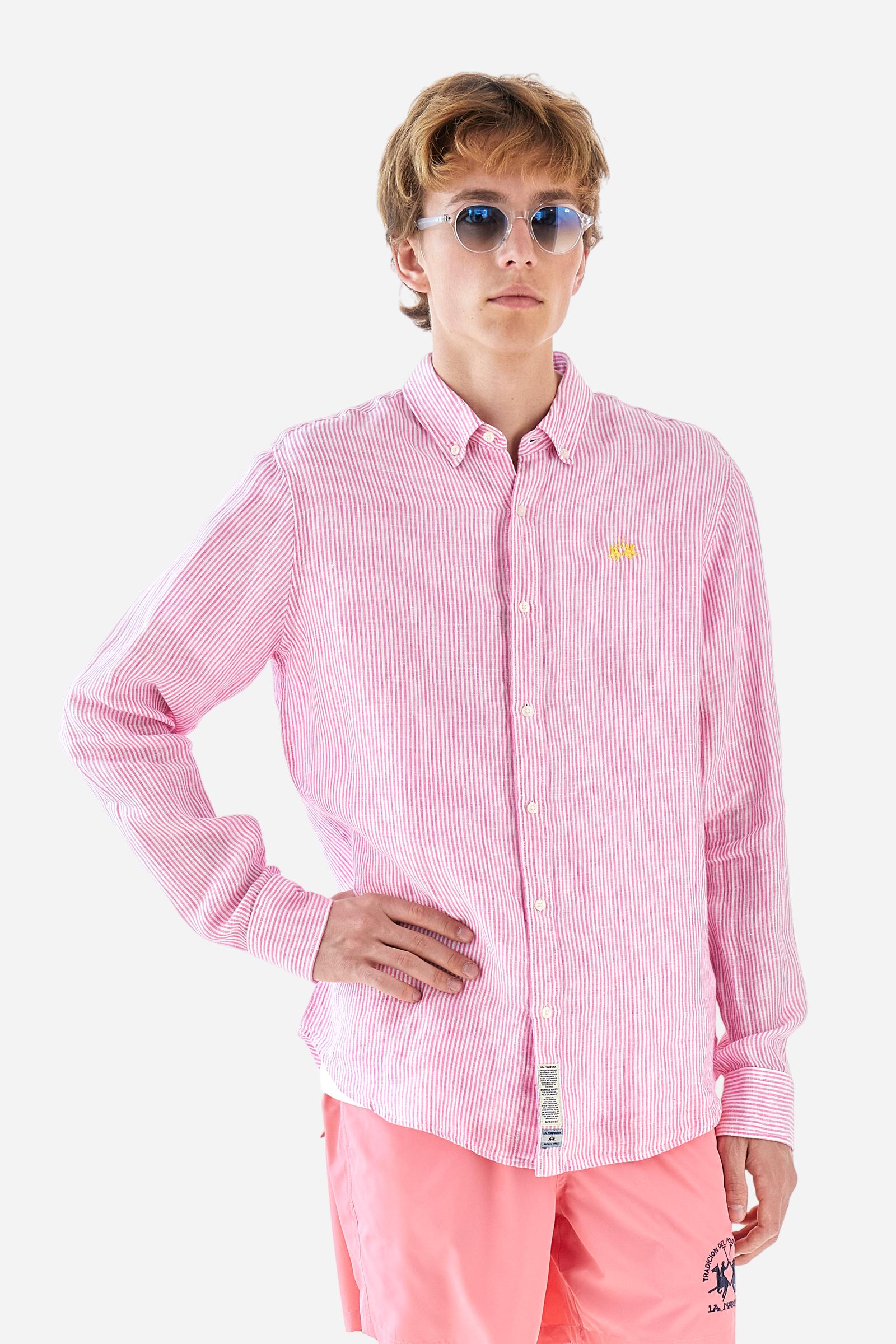 Men's long-sleeved striped shirt made of dual-tone 100% linen. Button-down collar. The logo is embroidered in a contrasting colour on the left side of the chest. Regular fit. The model is wearing a size L. - OpticWhite/PinkLady