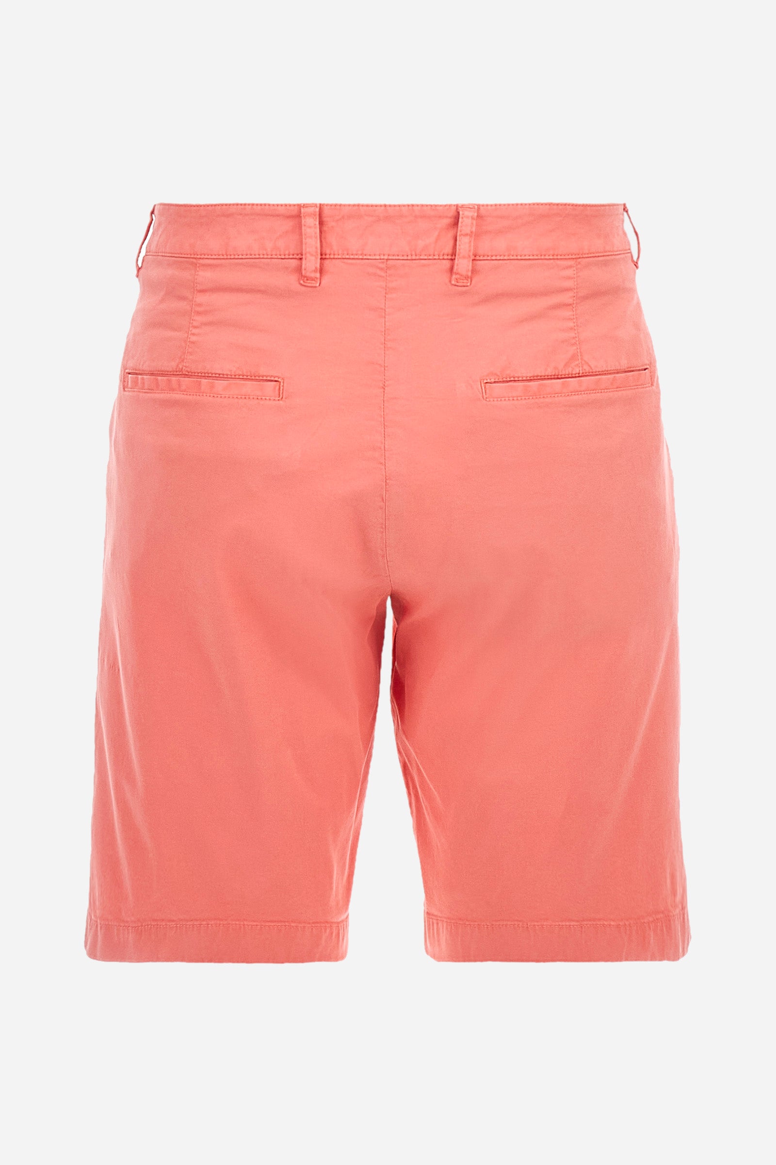 Men's plain Bermuda shorts made from cotton twill. Fastened with a zip and faux horn button, they feature side slash pockets to complete the sleek and functional design. A handy welt coin pocket is located under the waistband on the right side. On the back, welt pockets continue the clean, elegant style. A tone-on-tone embroidered logo appears under the waistband at the opening of the right pocket. Regular fit. The model is wearing a size 33. - Spiced Coral