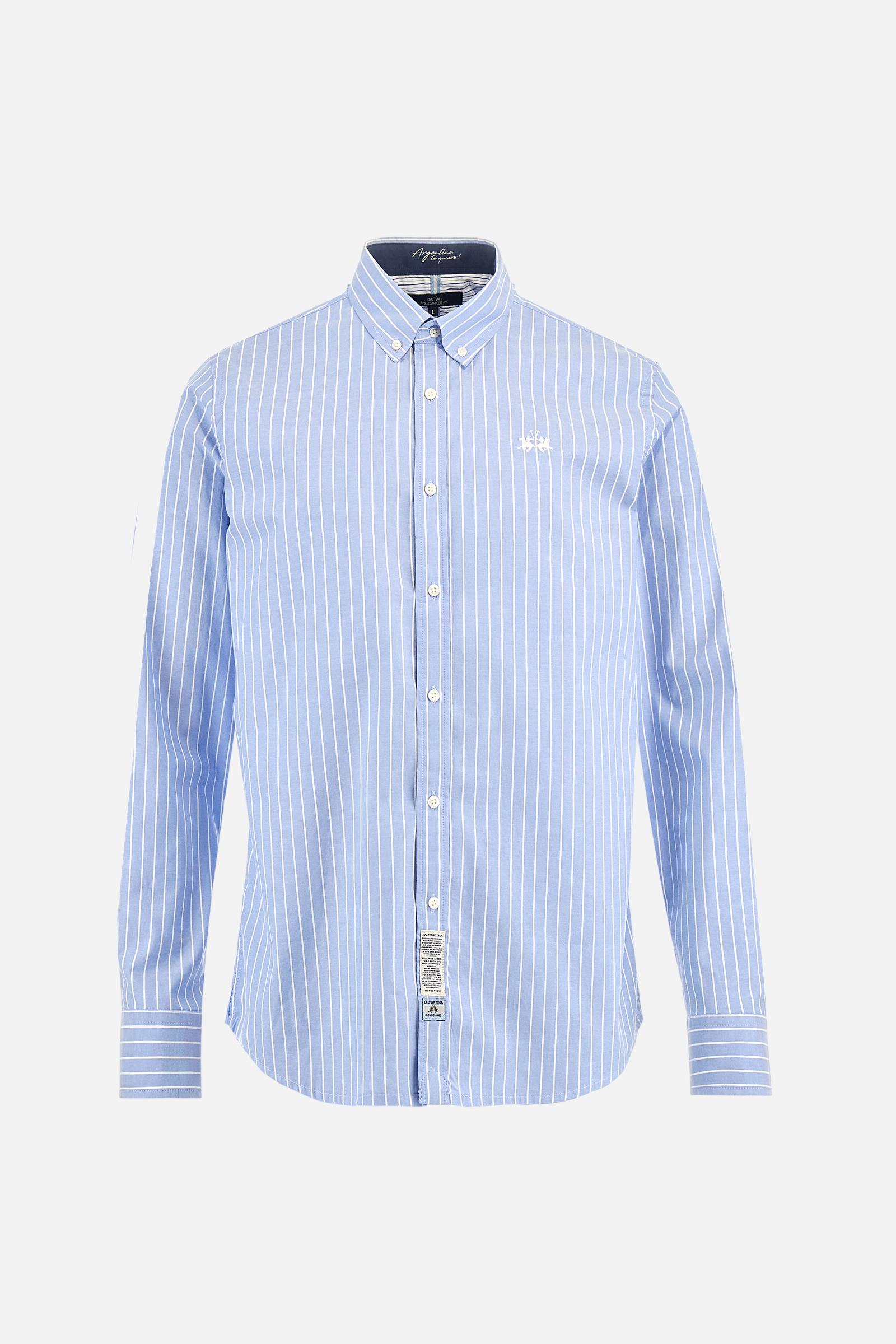 Men's long-sleeved light blue cotton Oxford shirt with fine white stripes. Button-down collar with contrasting interior details and the distinctive “Argentina Signature”. Discreet contrasting logo embroidery on the chest completes the design. Regular fit. Model wears size L. - Cornflower Blue/Op.W