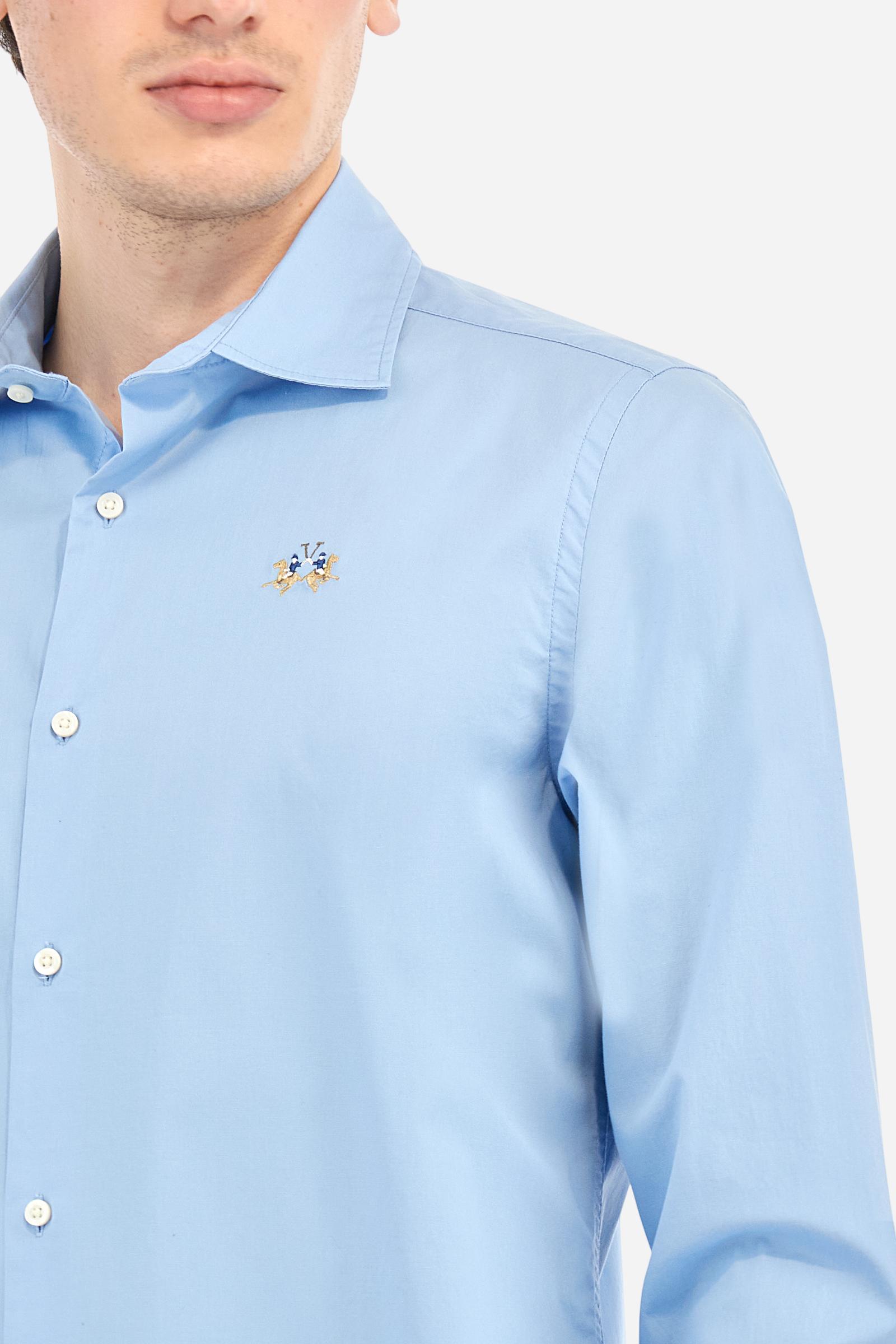 Men's single-colour long-sleeved shirt, made from 100% cotton poplin. Spread collar. The tricolour logo embroidery is on the chest, left side. The fit is slim. The model is wearing a size L. - Blue Bell