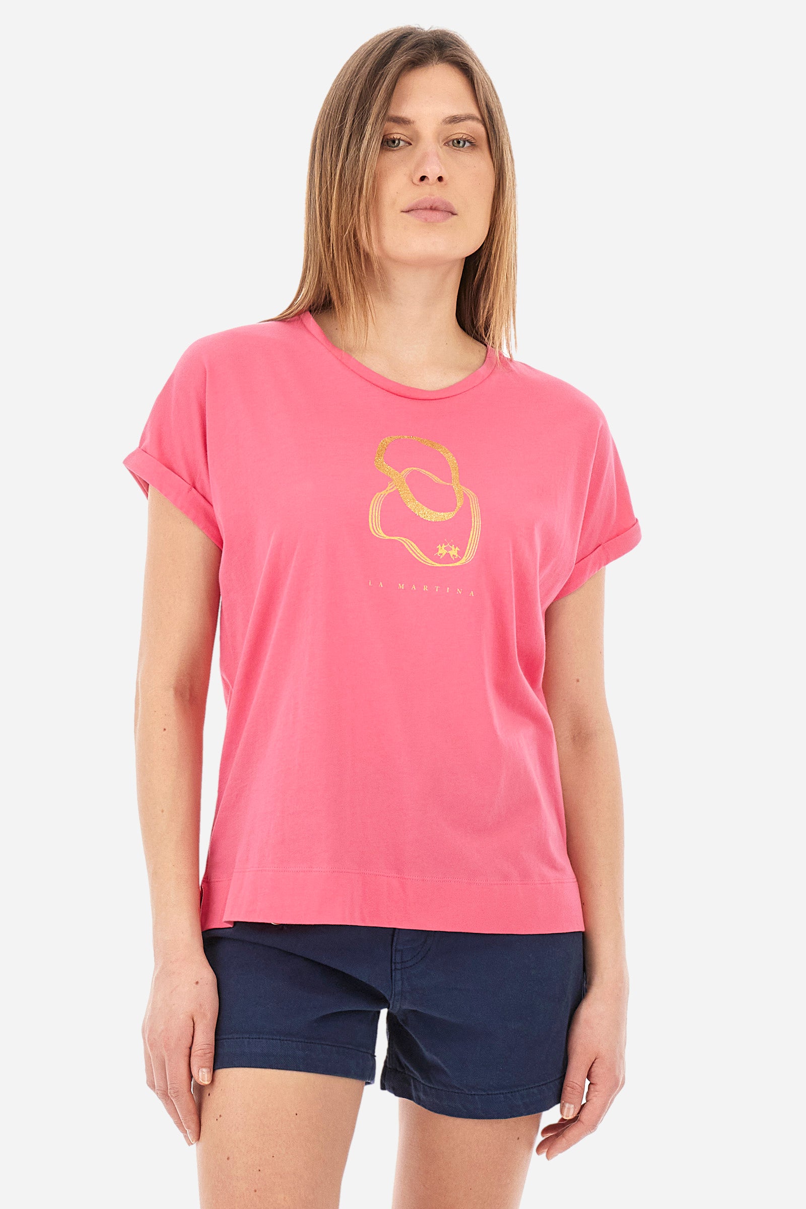 Women’s crew neck short-sleeved t-shirt in solid color, made of 100% cotton jersey. On the front a mini logo and a graphic in contrasting tones recall the summer capsule collection and exclusive Polo Club Grand Hotel. Sleeve with small lapel. The fit is regular. The model wears a size 2. - Hot Pink