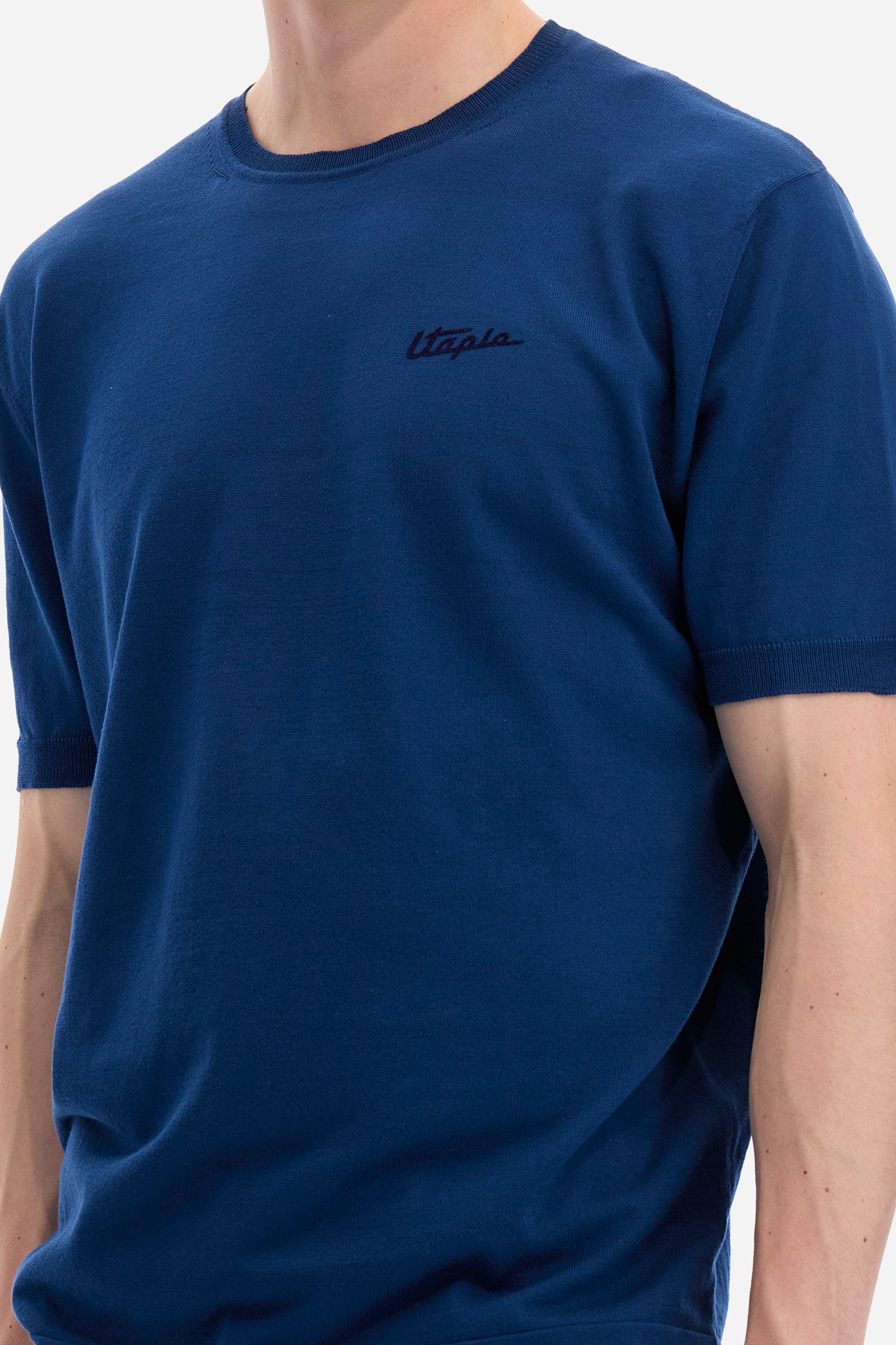 Men’s short-sleeved solid color knitted t-shirt. In collaboration with Pagani, made of cotton yarn. Collar, armholes and ribbed hem. The logo, the writing "La Martina" and "Pagani" are present on the patch applied on the back, representative of the collaboration. Fit is regular. The model wears a size L. - Ensign Blue