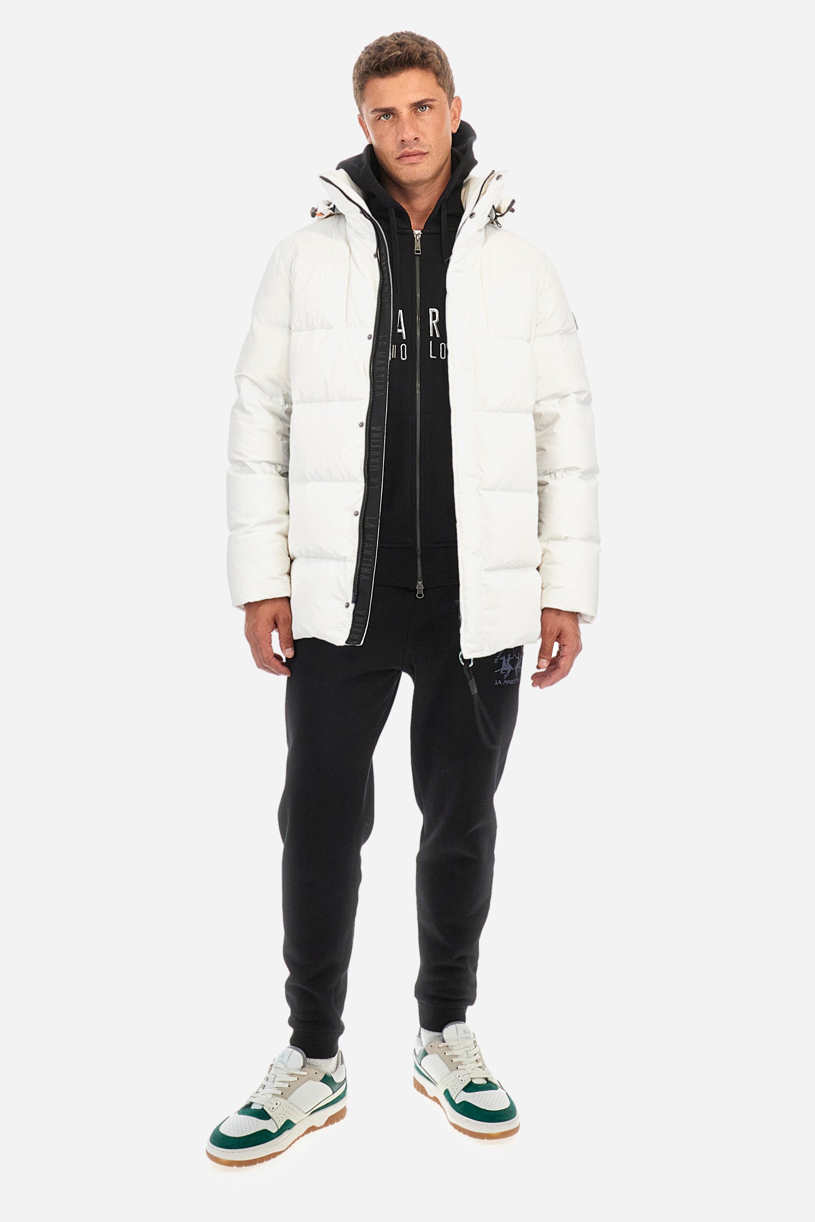 Men's long-sleeved single-colour sweatshirt with a hood in 100% cotton. Hood with drawstring. Double front pocket. Ribbed cuffs and hem. The logo, the La Martina lettering and the number three are embroidered in contrast on the front. Regular fit. The model is wearing a size L. - Black