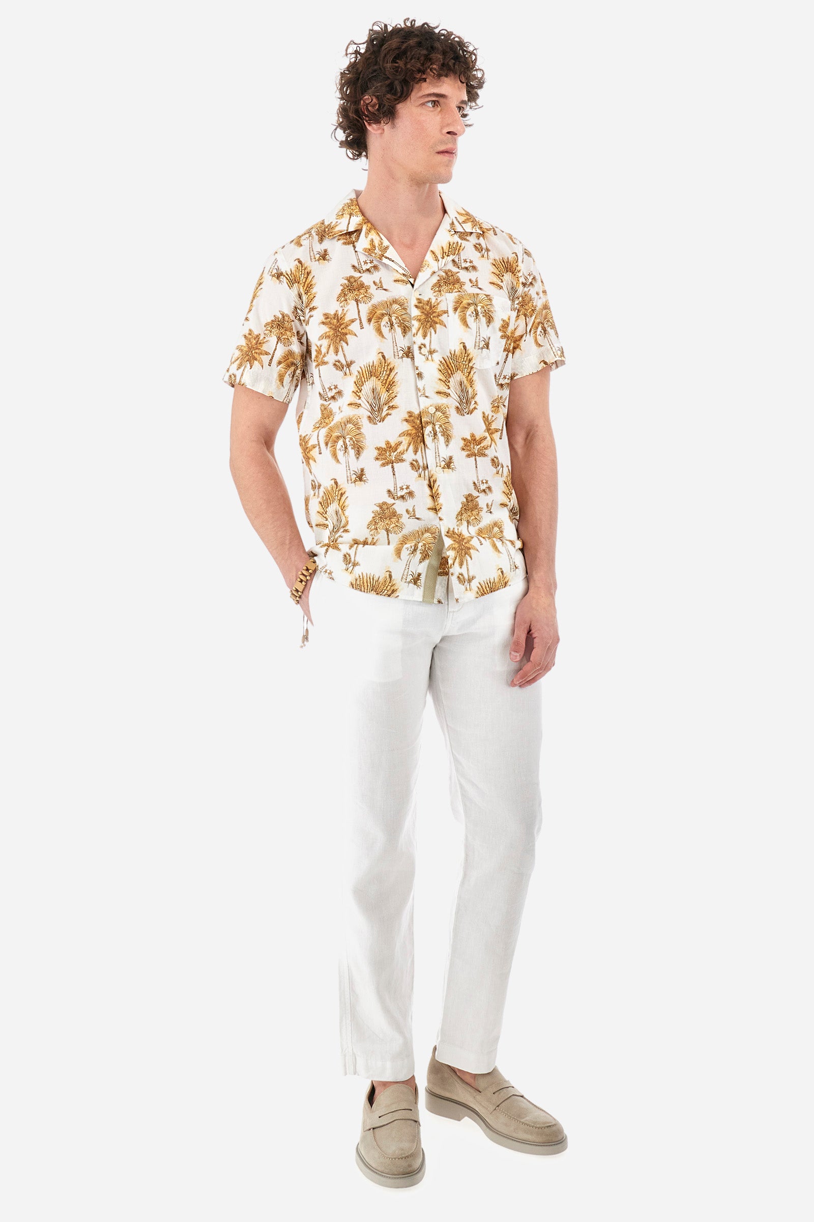 Men’s short-sleeved patterned shirt, made of 100% cotton. Bowling collar. An open tone-on-tone breast pocket sewn on the chest. Mini logo and embroidery on the sleeve recall the Guards line. The fit is regular. The model wears a size L. - Aspen Gold/White/Oli